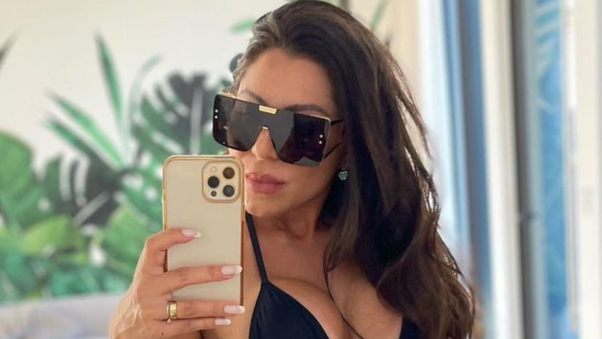 De biquíni cavado, Andressa Ferreira ostenta corpaço absurdo e deixa marquinha escapar