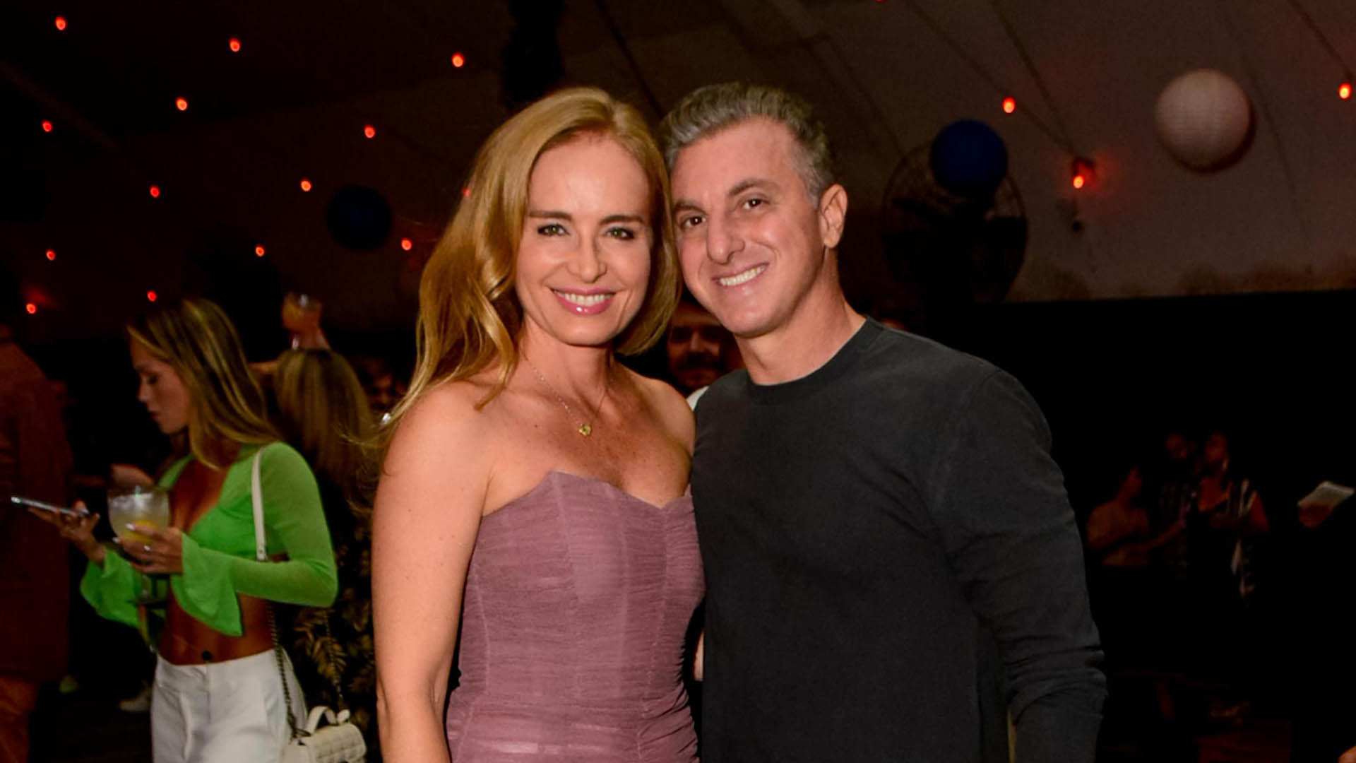Angélica e Luciano Huck reúnem amigos em festa luxuosa