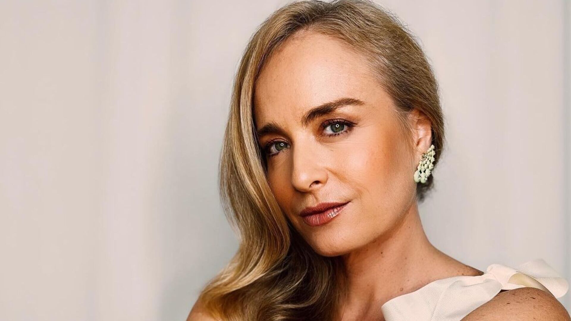 Angélica passa dos limites da beleza ao eleger vestido decotado: ”Que mulher linda”