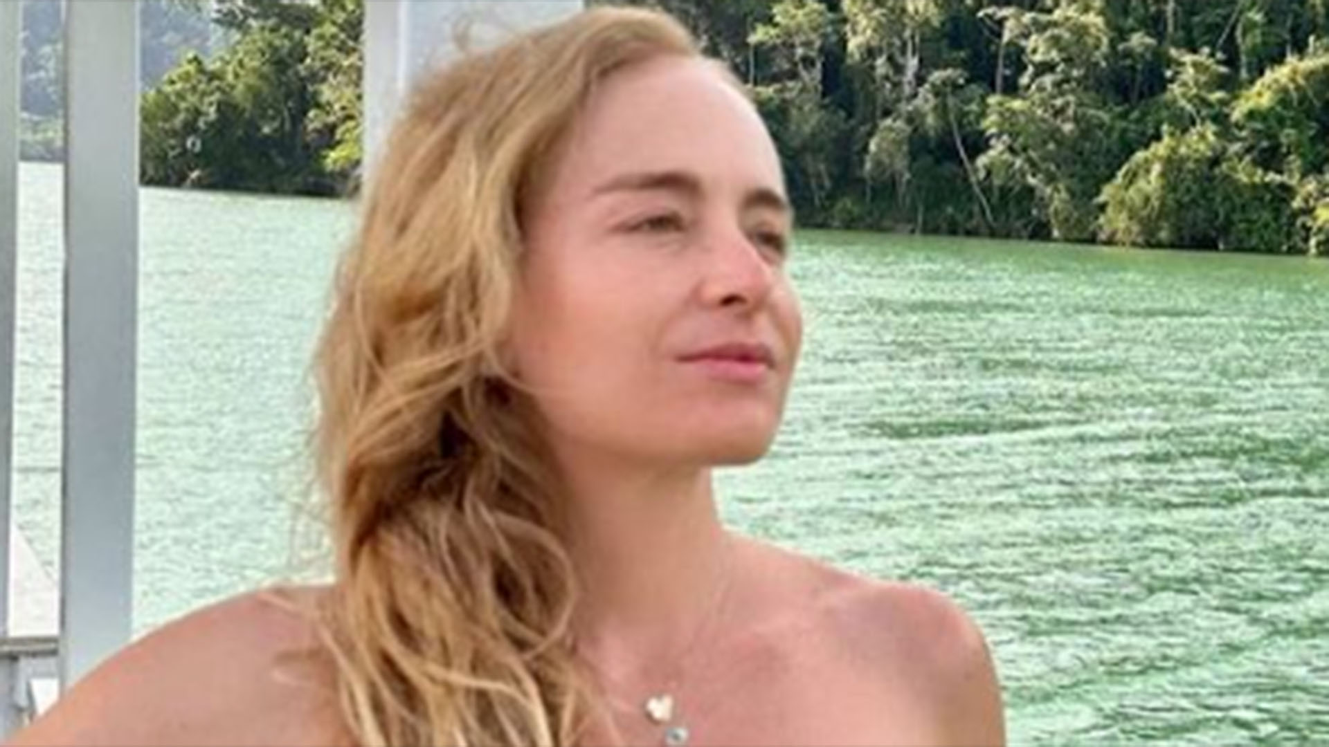 De biquíni sem alças, Angélica curte passeio de barco