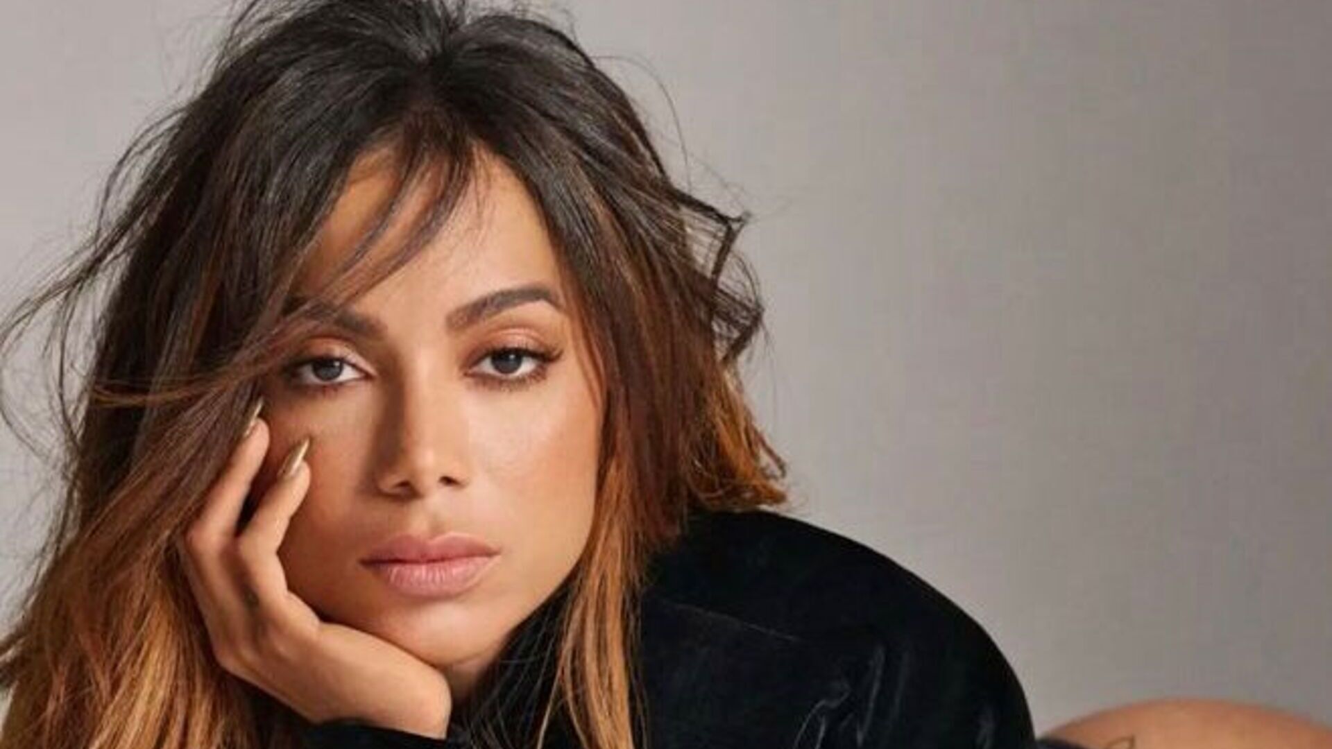 Em ensaio fotográfico na Espanha, Anitta posa com looks luxuosos e laço avaliado em R$ 16 mil