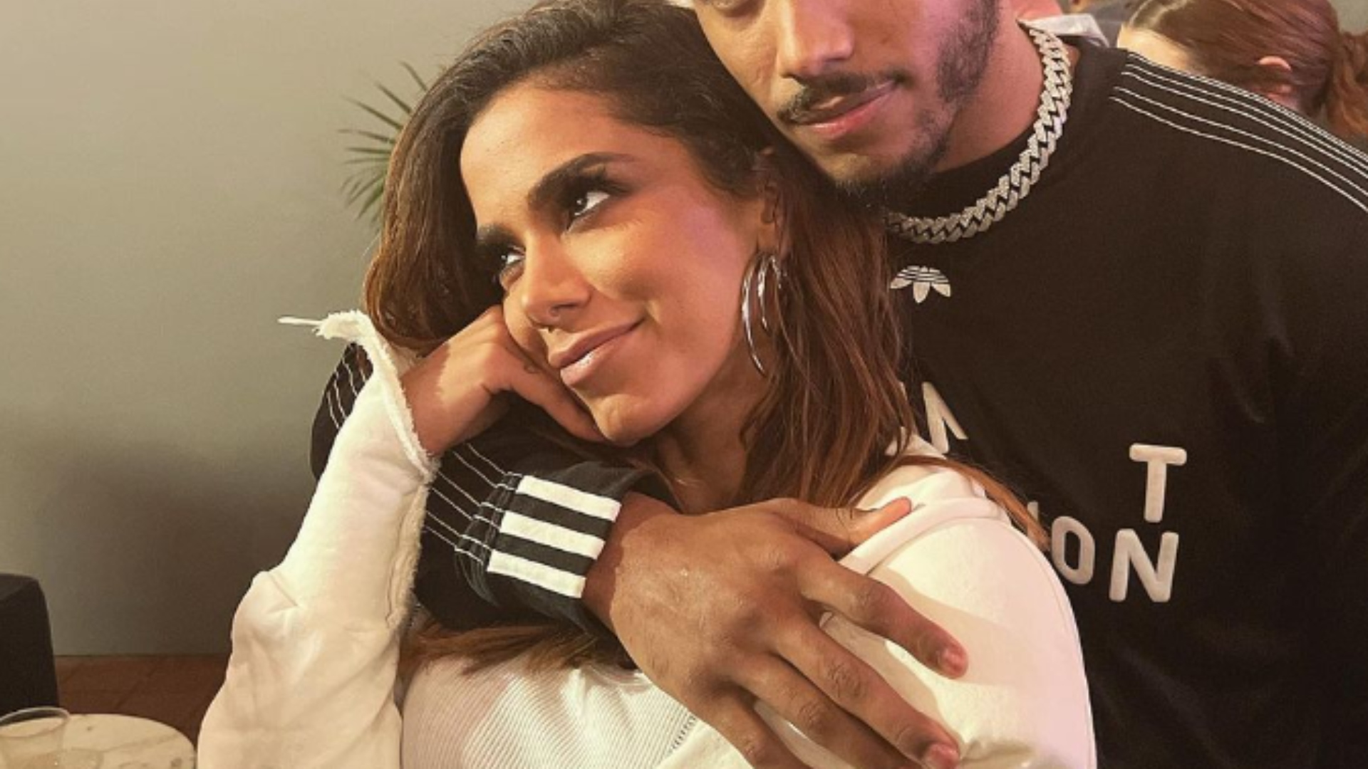 Ator de ‘Grey’s Anatomy’ aparece abraçado com Anitta; Veja quem é