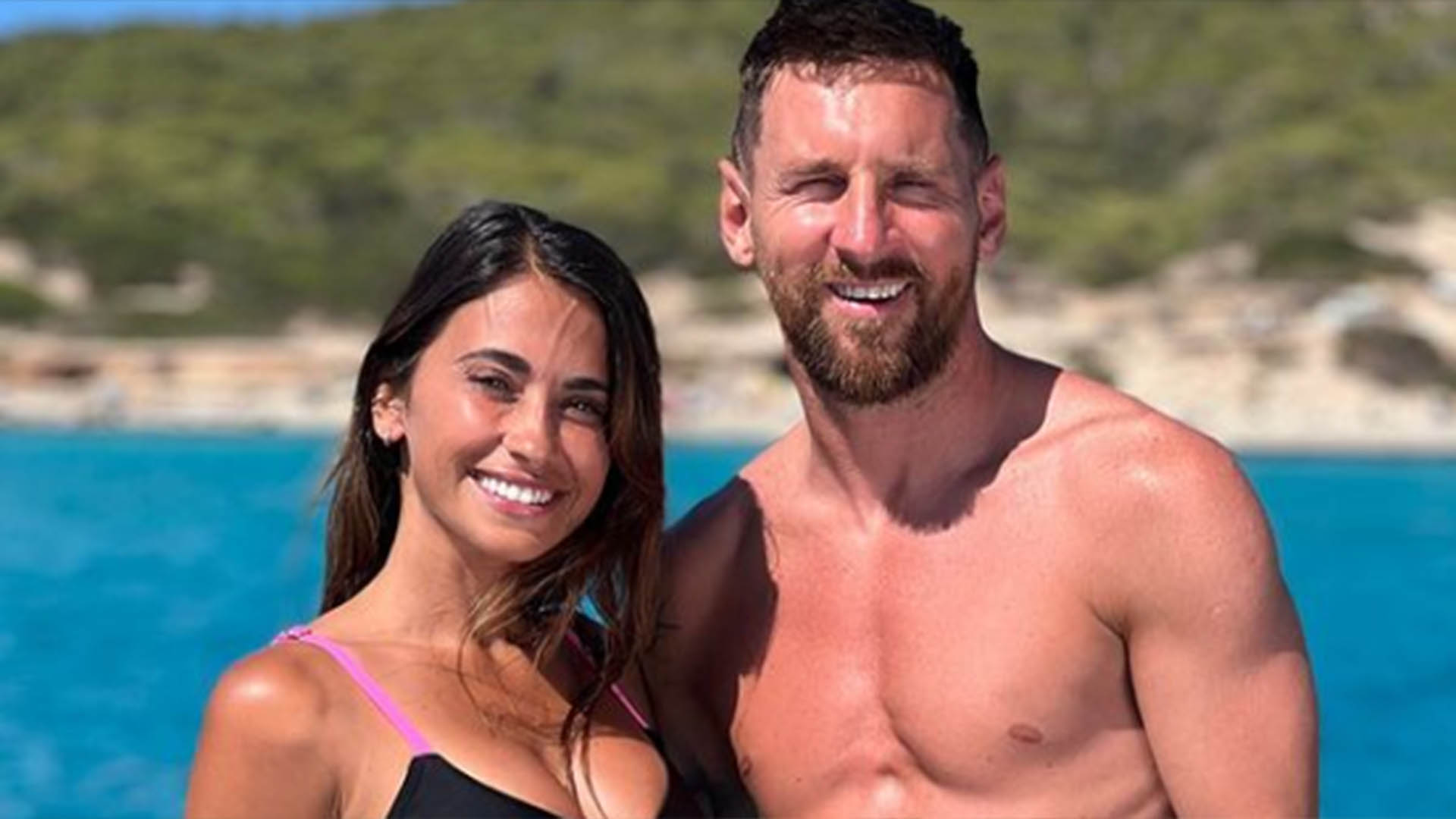 Esposa de Lionel Messi surge só de biquíni em foto no Catar