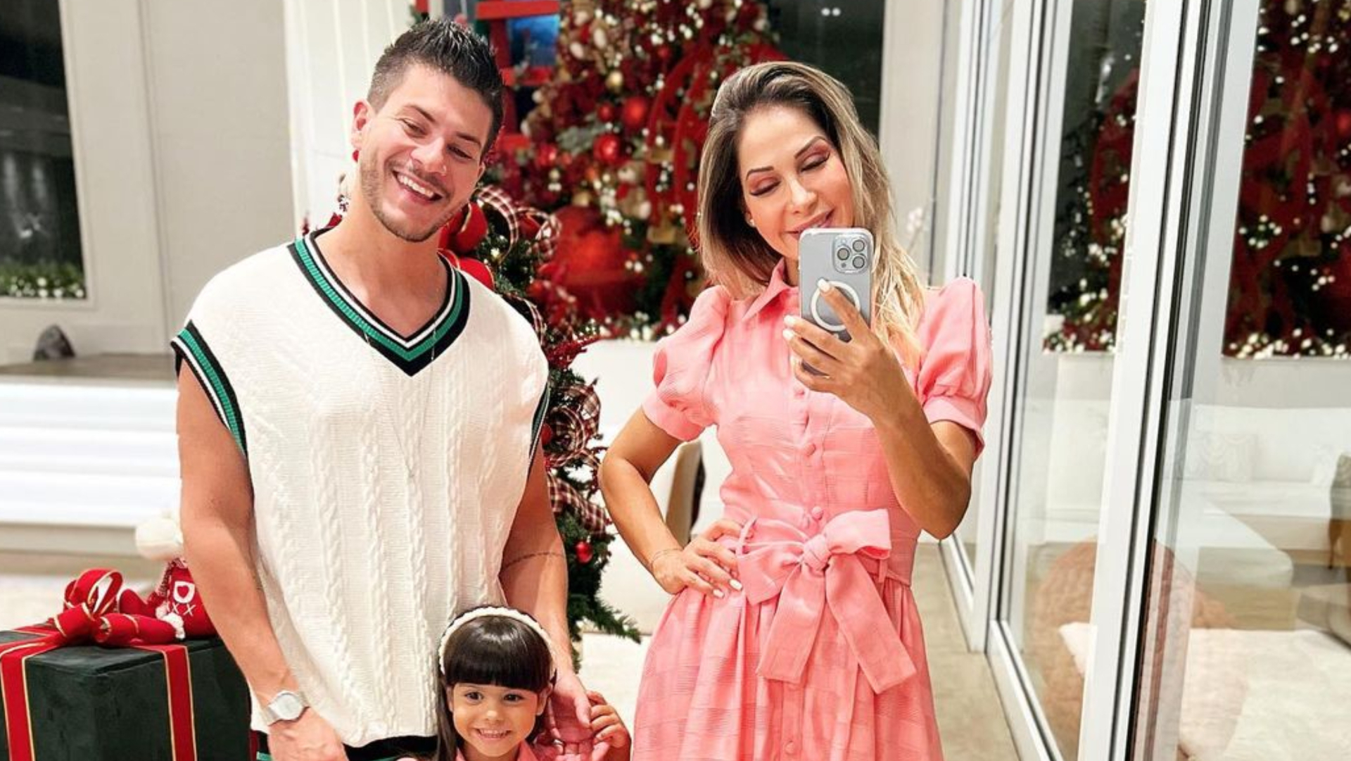 Arthur Aguiar rebate críticas após passar Natal com a ex, Maíra Cardi, e a filha