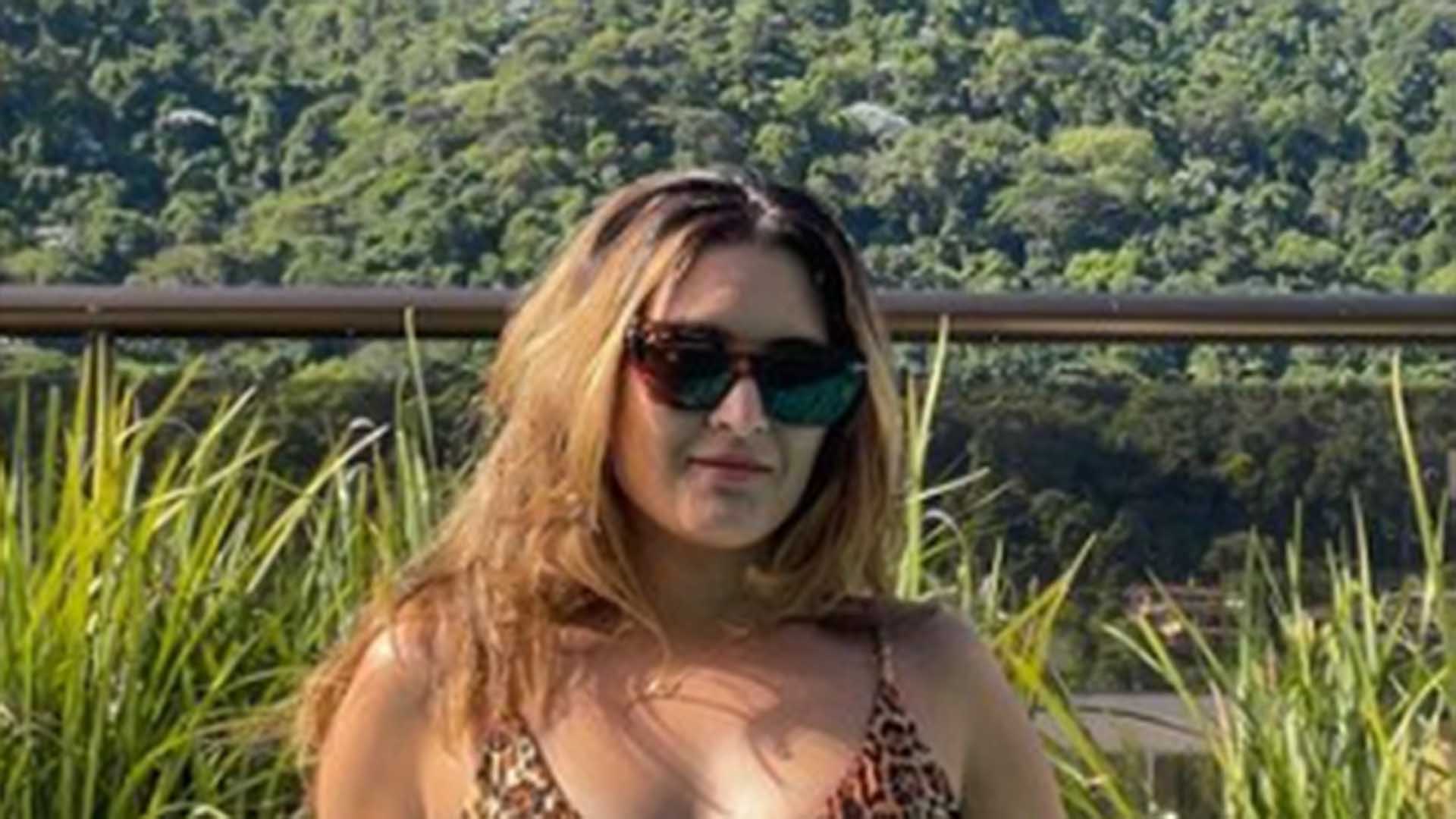 De biquíni, filha de Fátima Bernardes e William Bonner renova o bronzeado