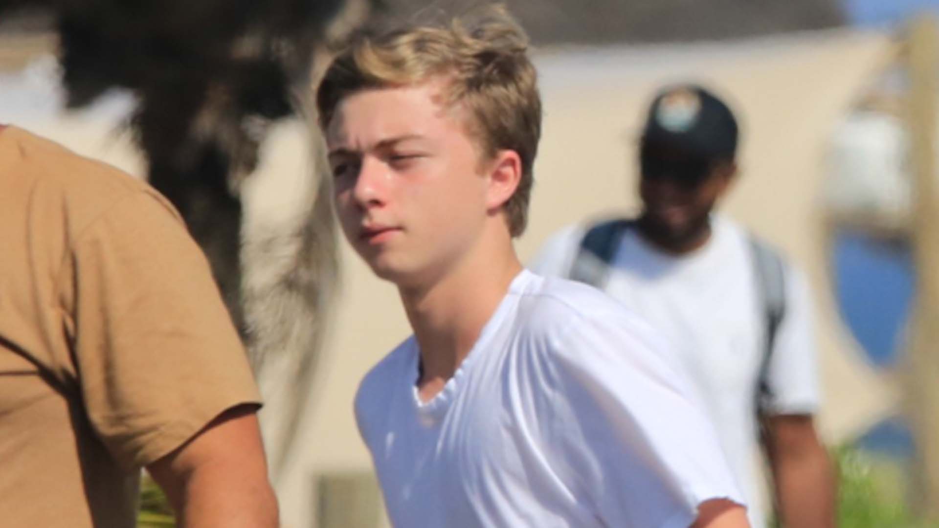 Filho de Angélica e Luciano Huck, Benício curte passeio na orla do Rio de Janeiro