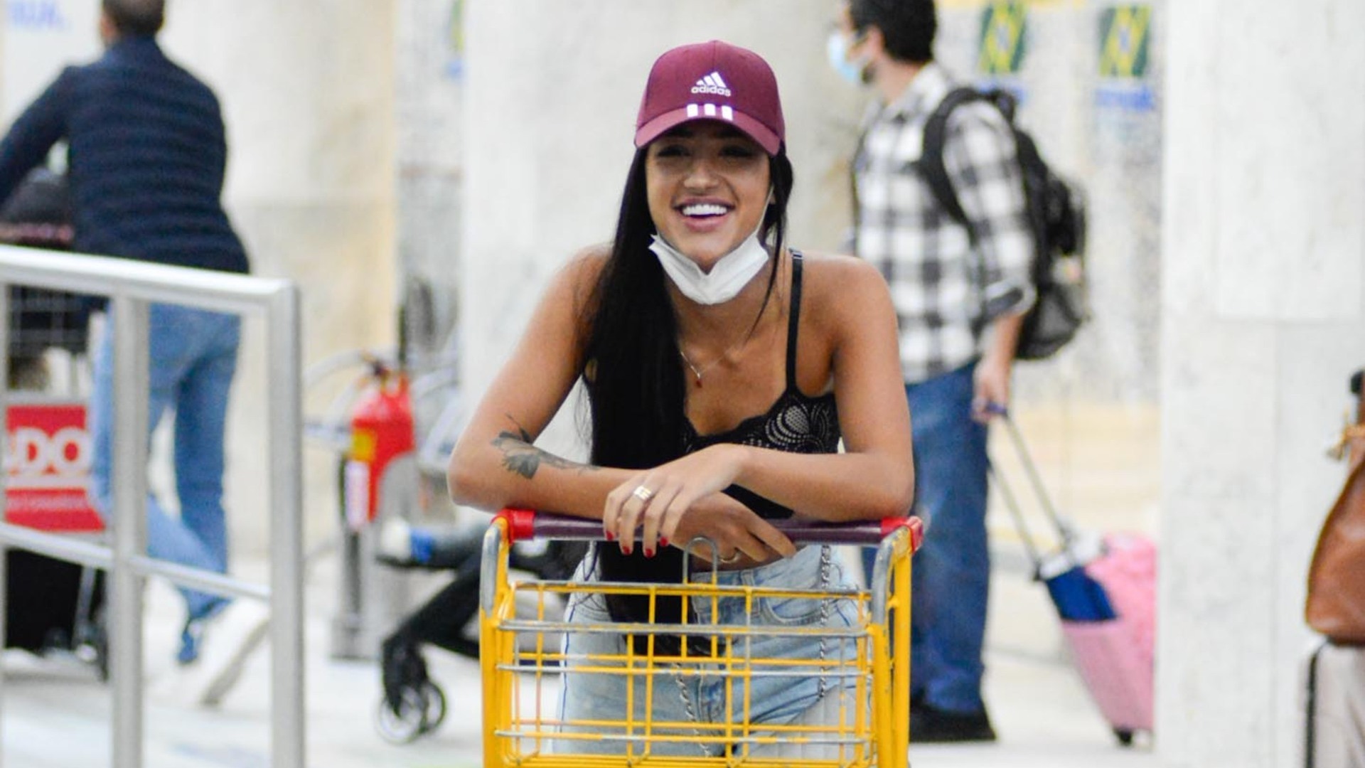 Vice-campeã de A Fazenda 14, Bia Miranda desembarca no Rio de Janeiro acompanhada do namorado