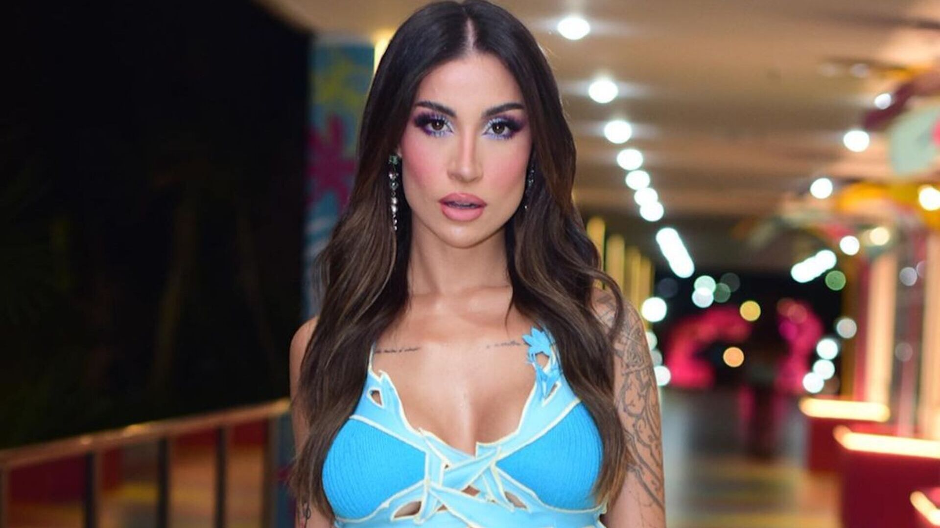 De top e saia micro, Bianca Andrade exibe corpaço iluminado com ousadia: ”Gata”
