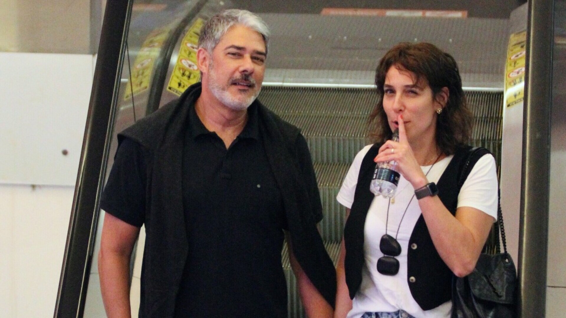 William Bonner surge em clima de diversão e romance com a esposa