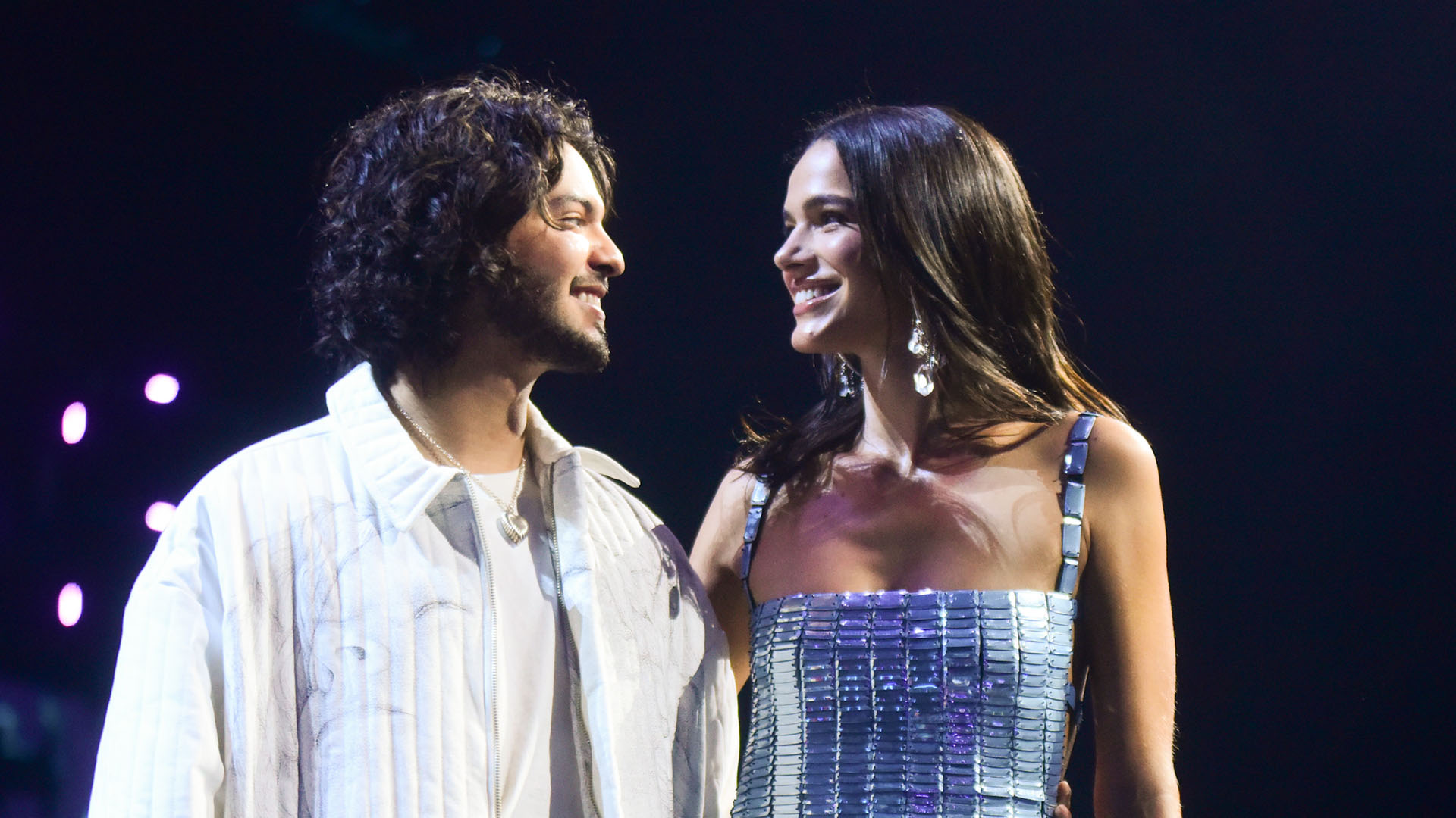 Bruna Marquezine e Xolo Maridueña roubam a cena em evento