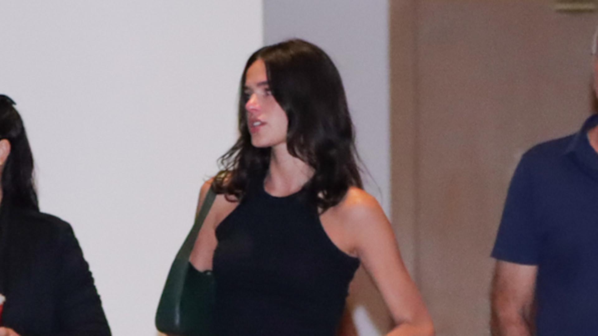 Bruna Marquezine faz rara aparição com os pais e a irmã em passeio no Rio de Janeiro