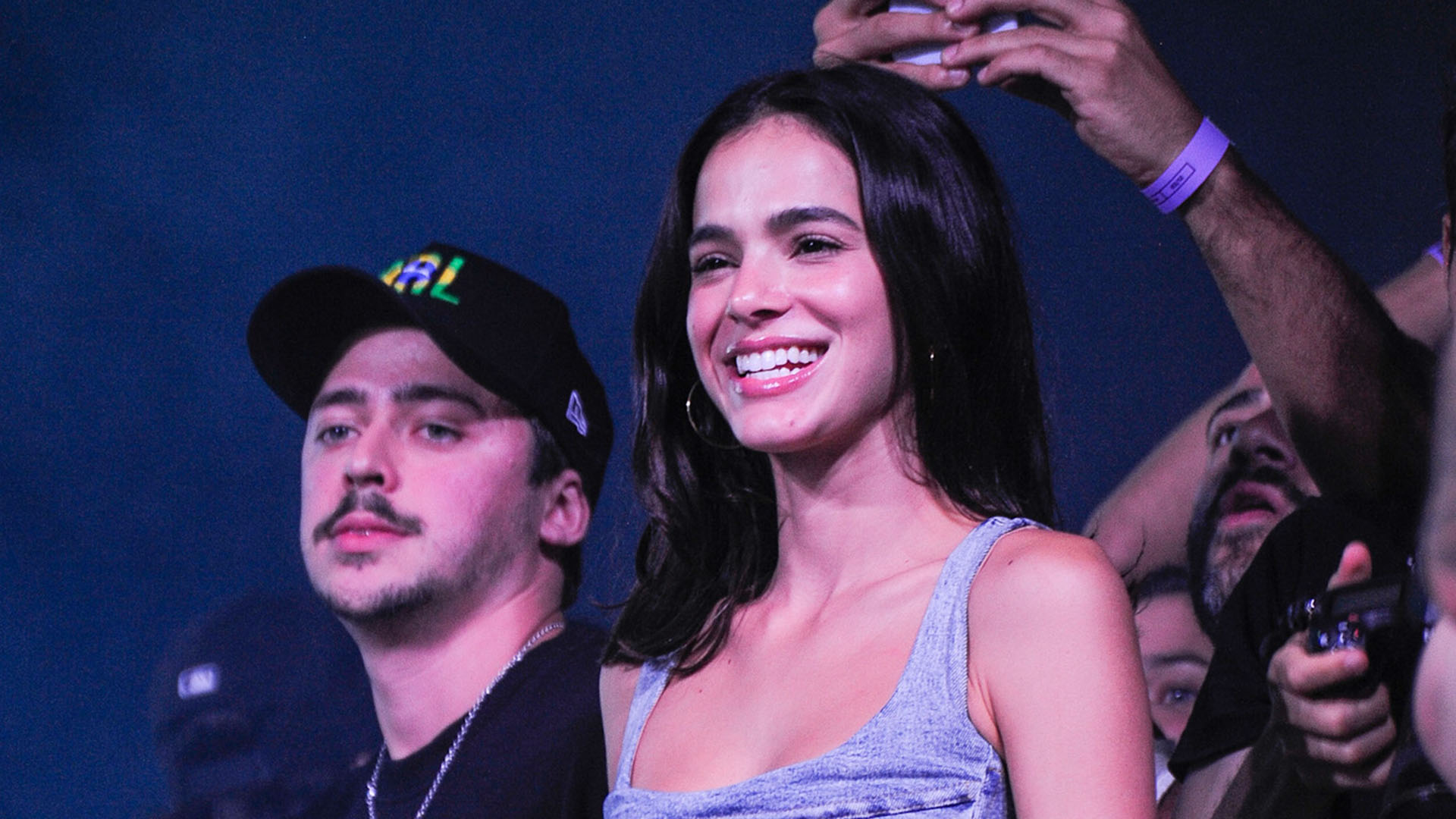 Bruna Marquezine dança muito ao curtir show de Anitta
