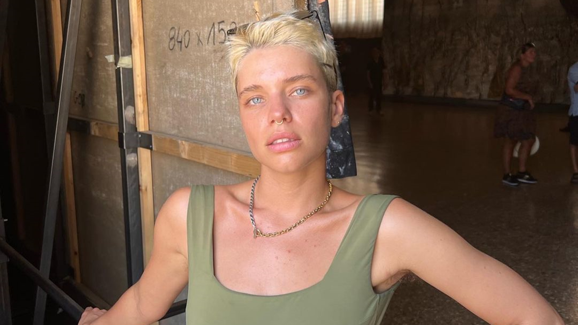 Bruna Linzmeyer usa biquíni cavado e pelos naturais geram críticas