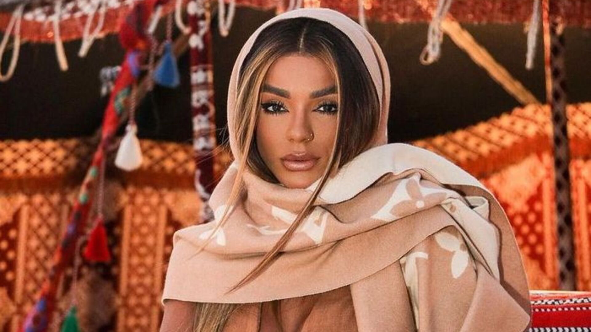 Brunna Gonçalves rouba a cena ao surgir em pontos turísticos vestindo roupa tradicional no Catar