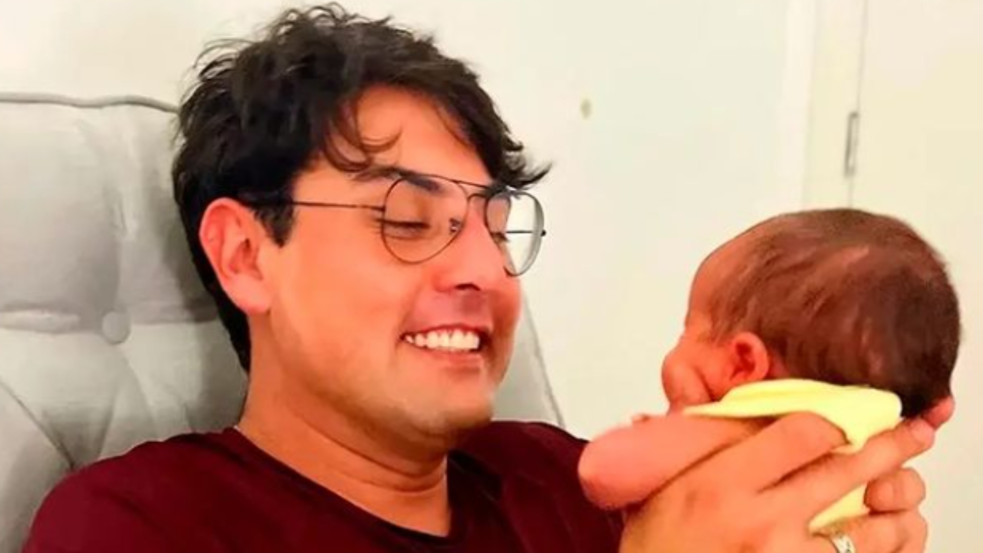 Bruno De Luca celebra gol da Seleção Brasileira em silêncio junto de filha