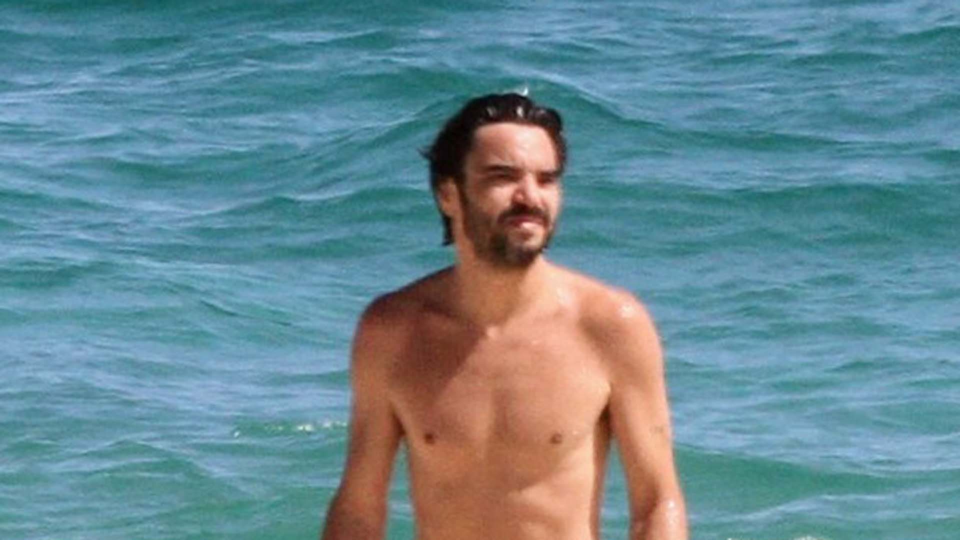 Caio Blat exibe boa forma ao curtir dia de sol na praia
