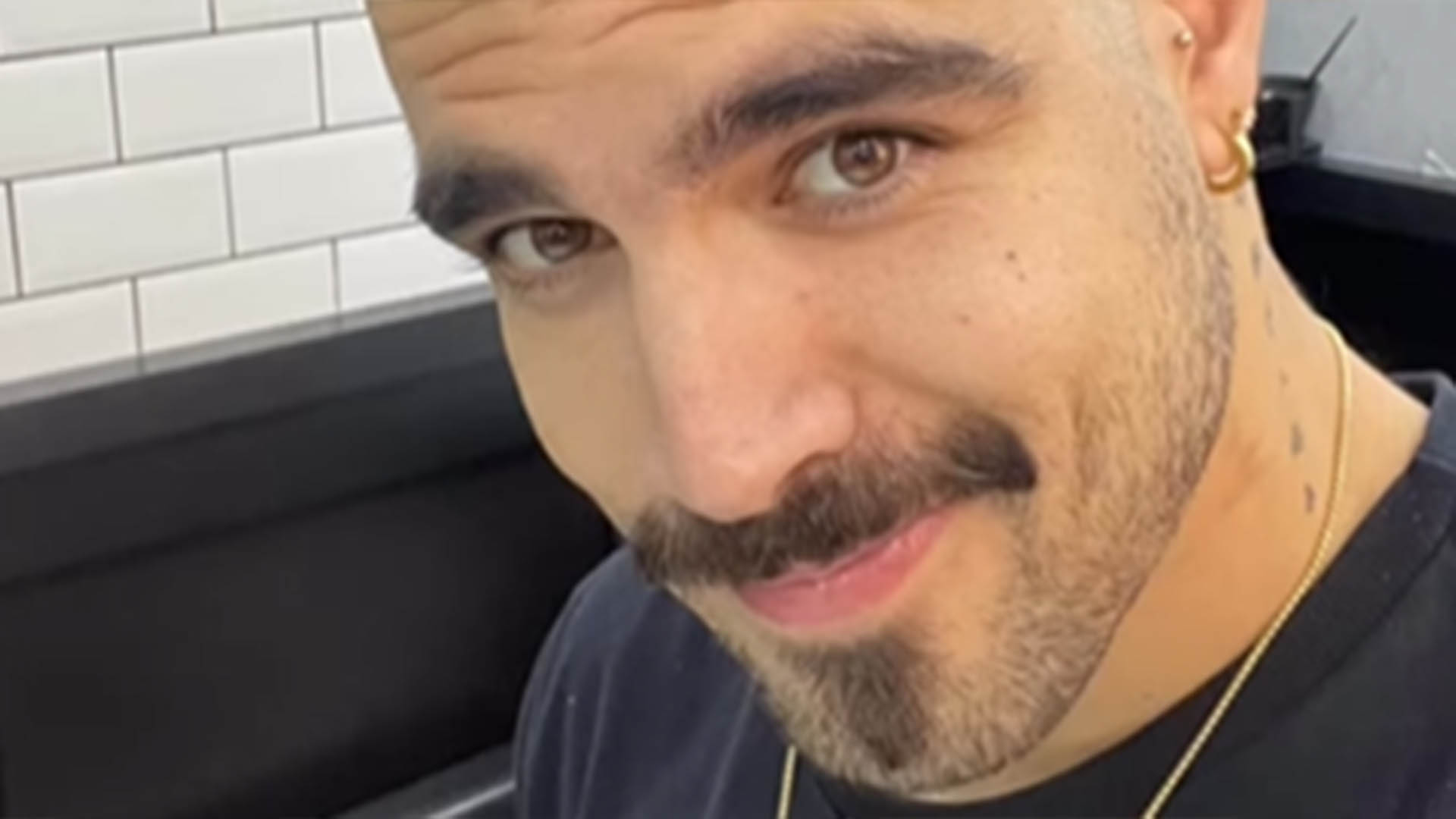 Novo visual! Caio Castro fica loiro e faz dreads no cabelo