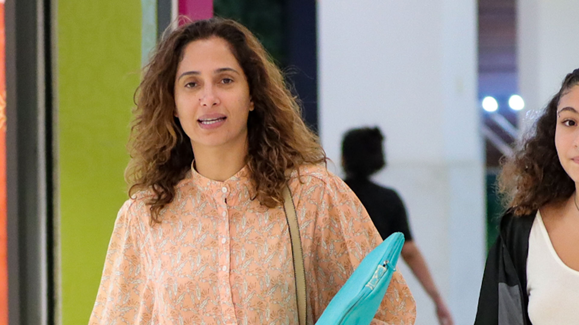 Ela cresceu! Filha de Camila Pitanga mostra que está a cara da mãe em passeio