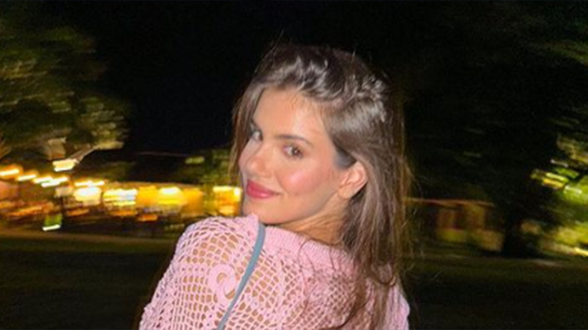 Grávida?! Camila Queiroz se pronuncia após foto com a mão na barriga