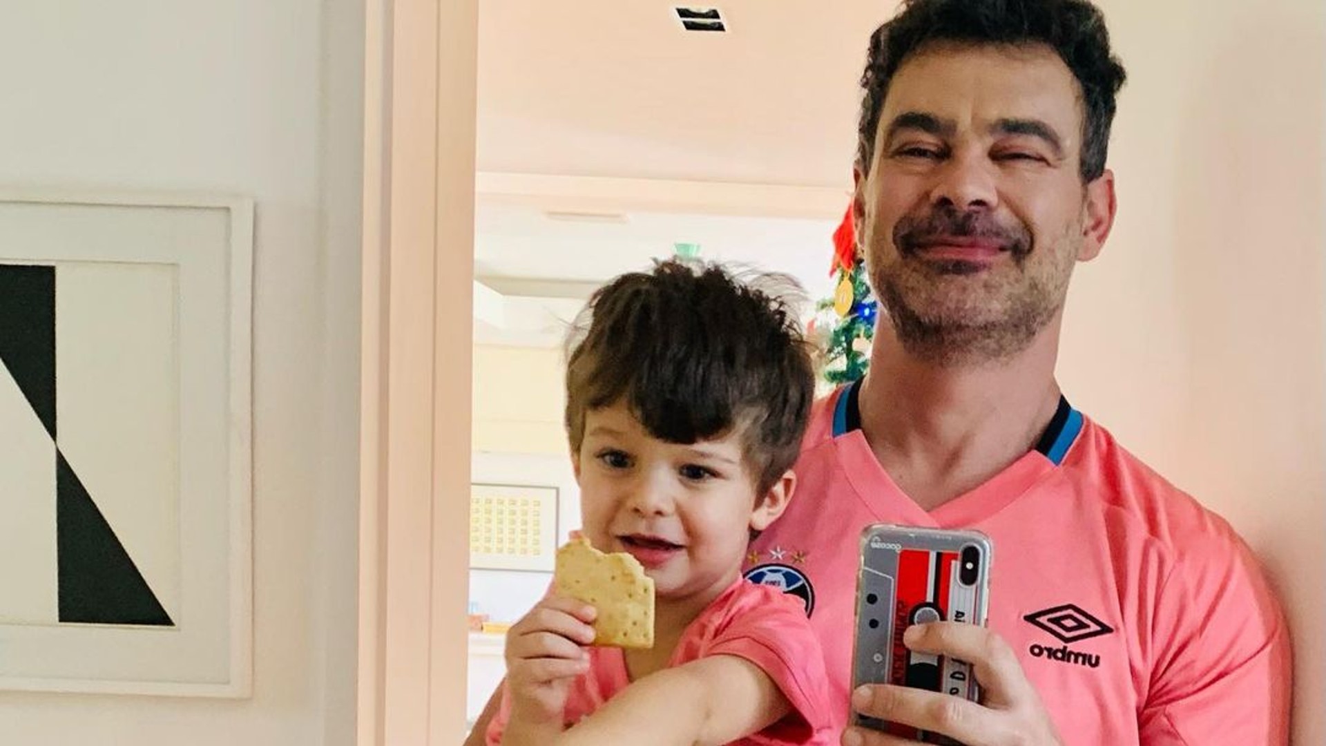 Carmo Dalla Vecchia mostra filho triste olhando os presentes de natal
