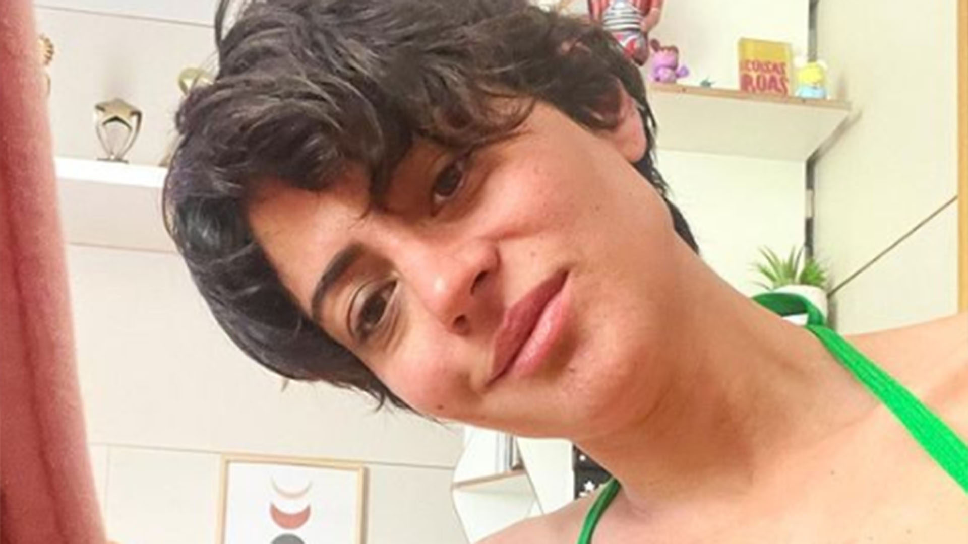 Carol Castro surge com biquíni inspirado no Brasil e fã diz: ‘Deus abençoe’
