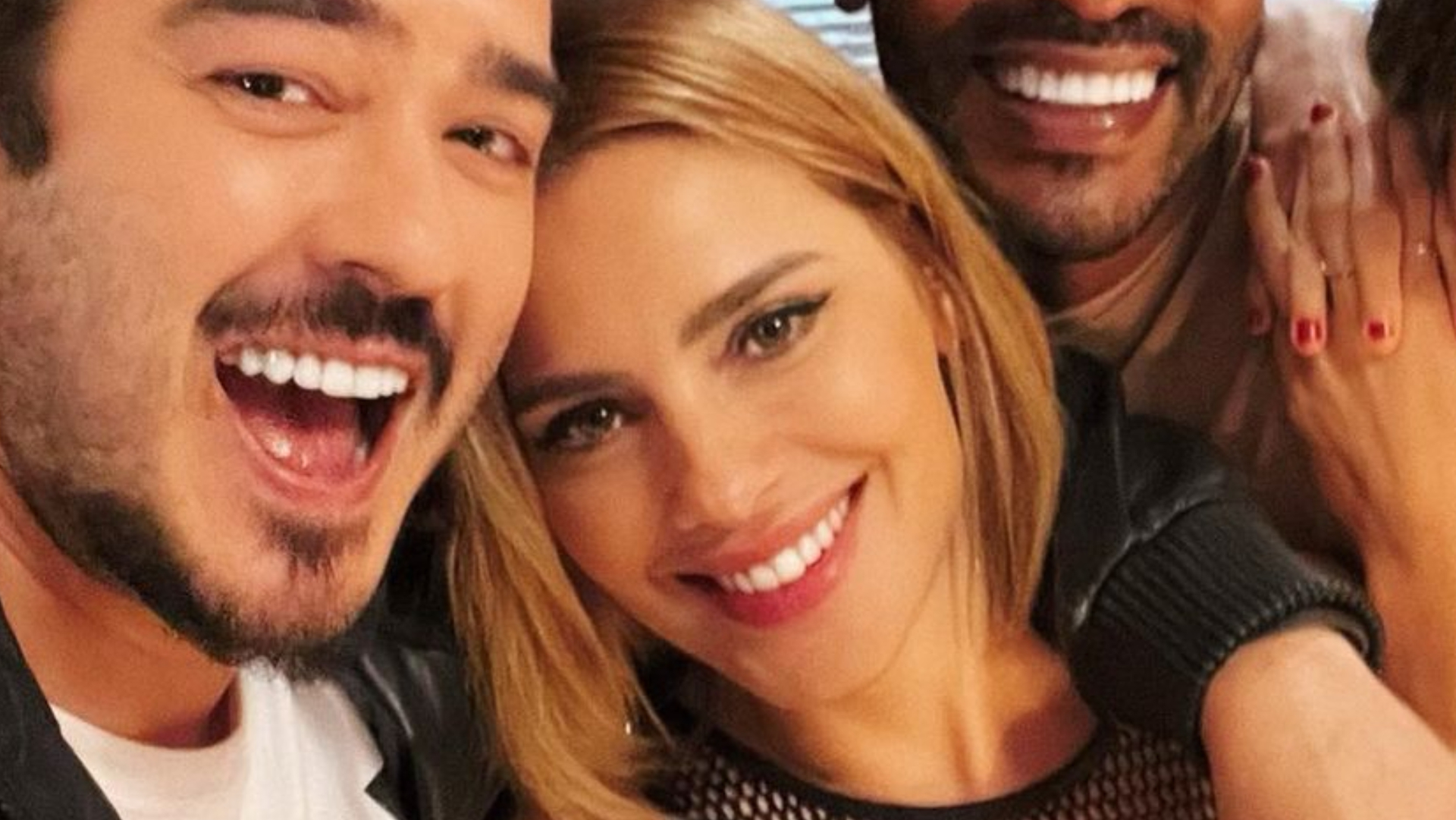 Carolina Dieckmann posa com elenco de nova novela das sete: ”Já já pra sua TV”