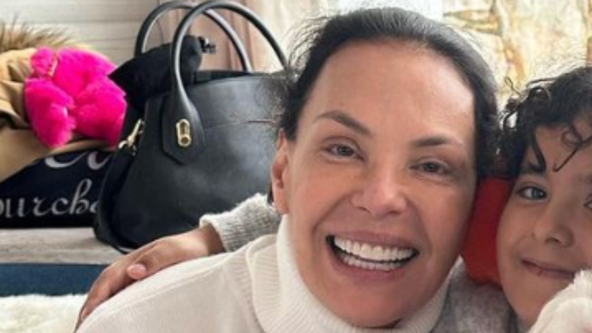 Carolina Ferraz publica fotos de viagem com as filhas pelos Alpes Franceses