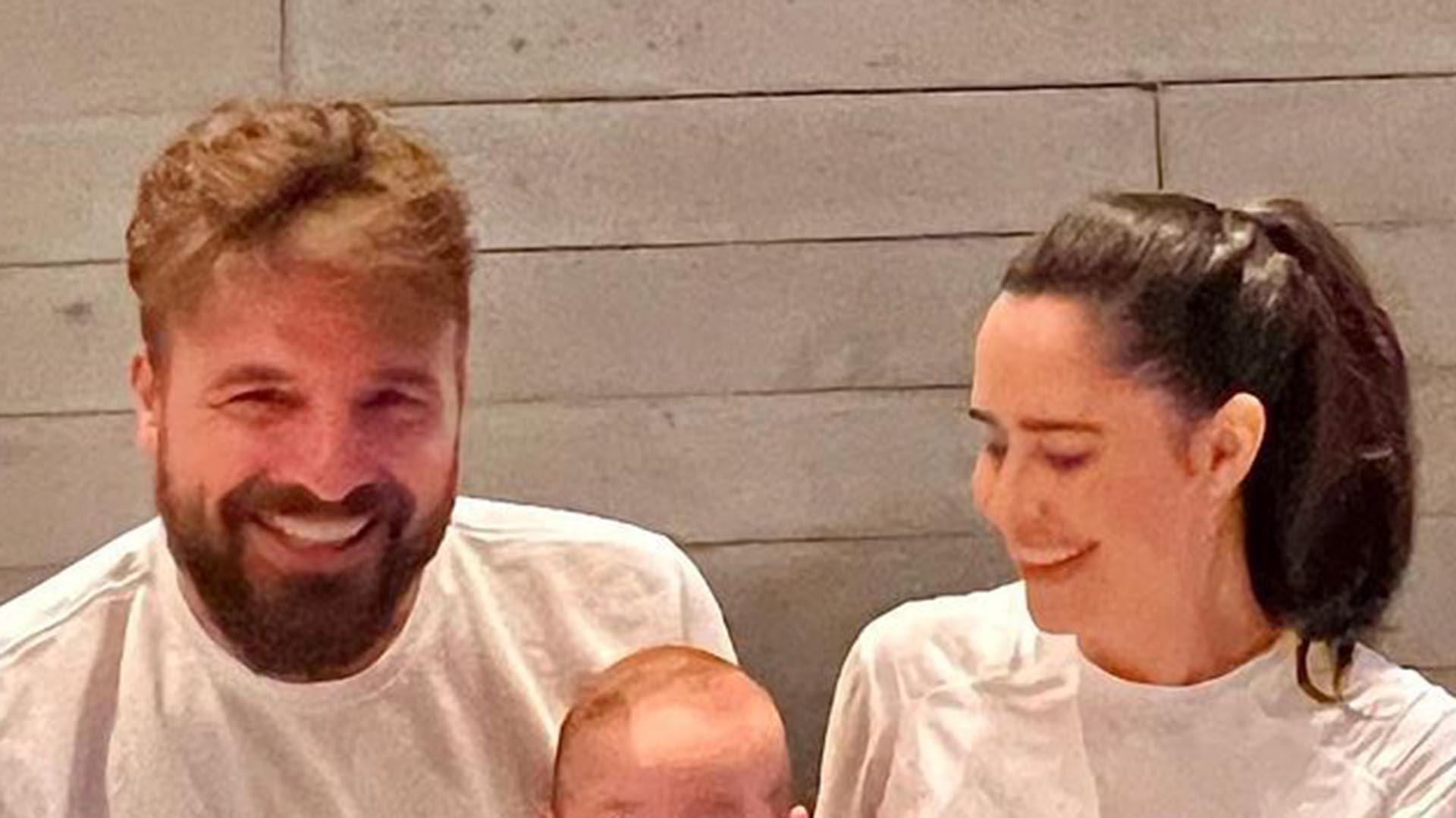 Fernanda Vasconcellos mostra o rosto do filho pela primeira vez