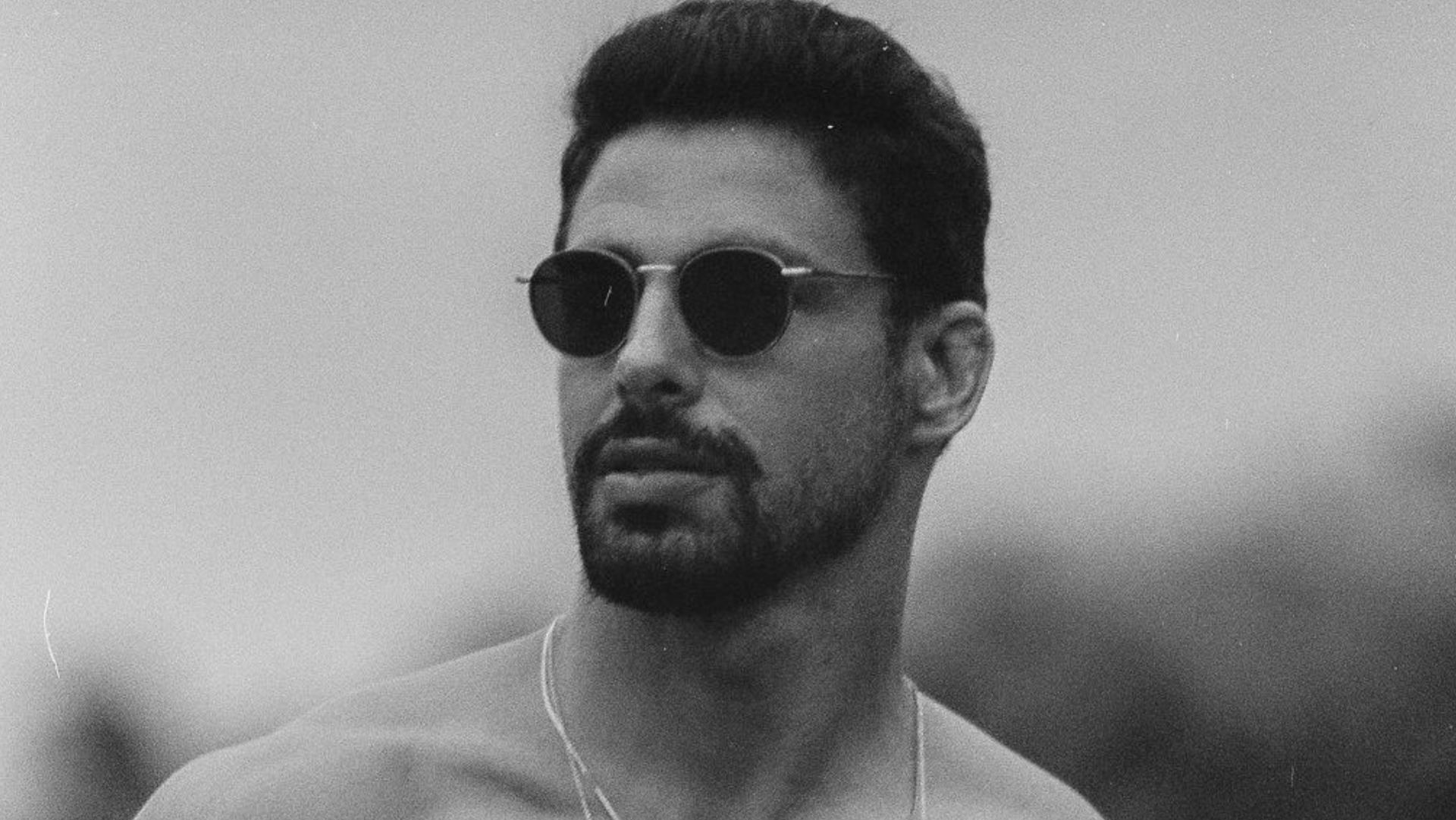 Cauã Reymond posa sem camisa e eleva a temperatura na web: ”O cara sabe ser gato!”