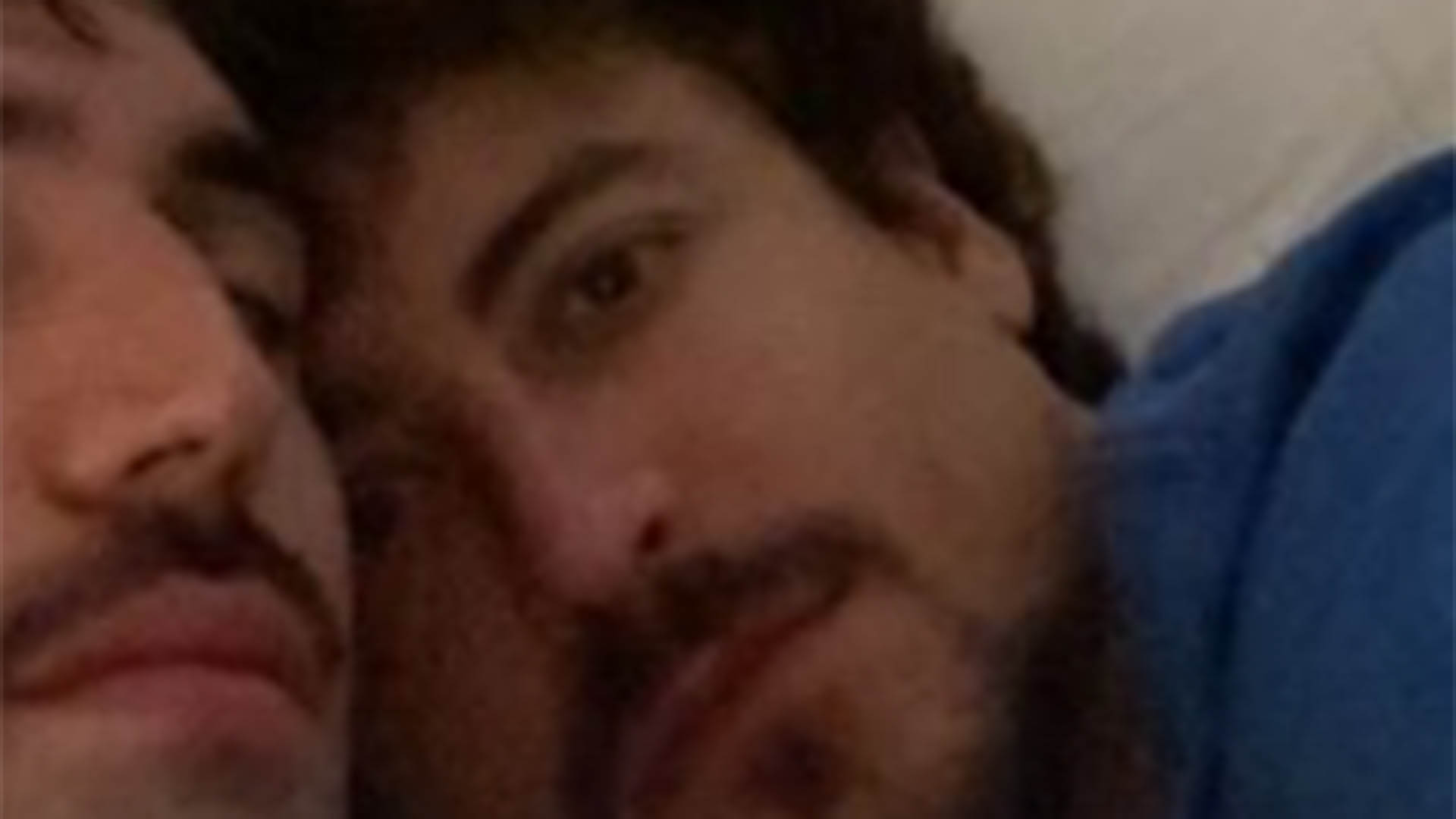 Jesuita Barbosa surge em foto na cama com seu namorado, Cícero Ribeiro