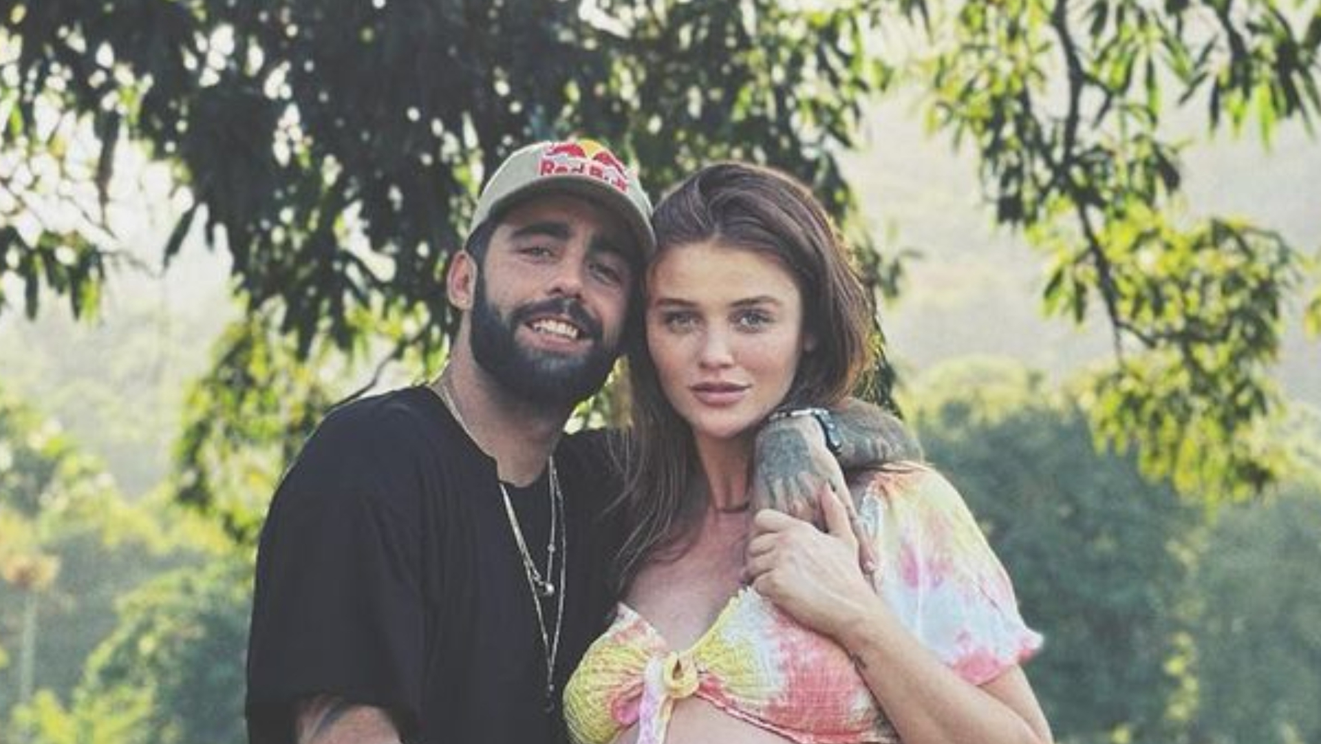 Na reta final da gravidez, Cintia Dicker exibe o barrigão ao lado de Pedro Scooby
