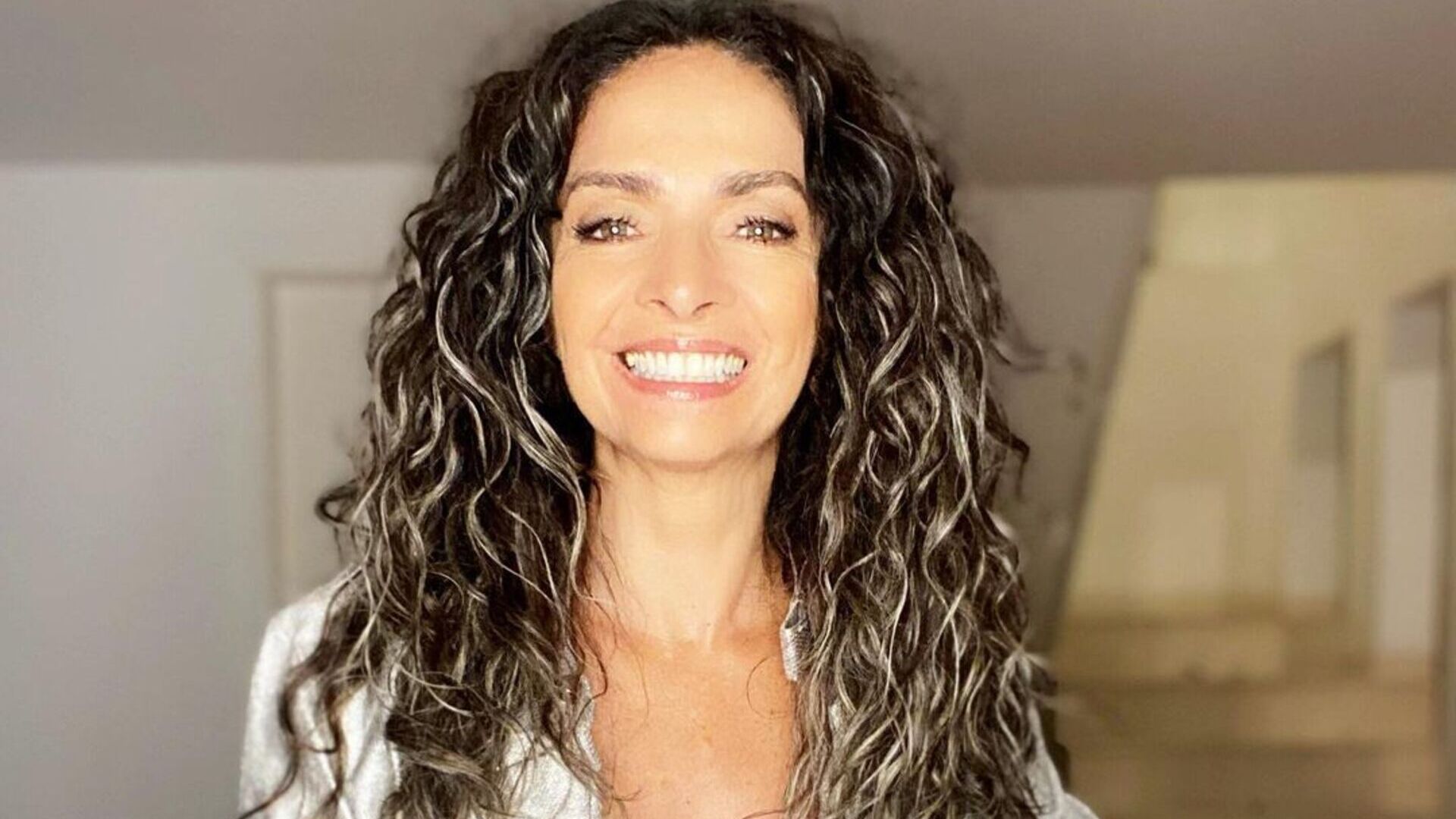 De body cavado, Claudia Ohana surge arrasadora em clima de Copa: ”Bem básica”
