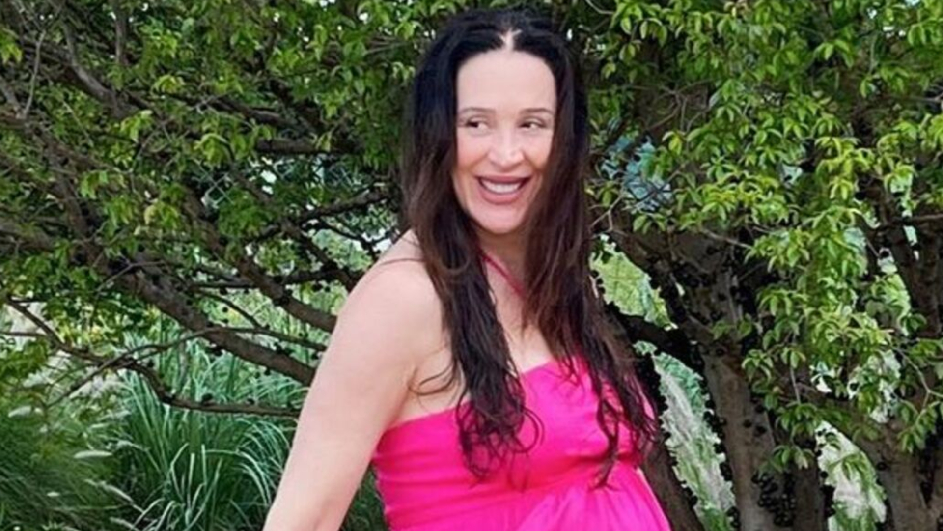 De vestido rosa, Claudia Raia exibe barrigão de forma deslumbrante: ”Mamãe linda”