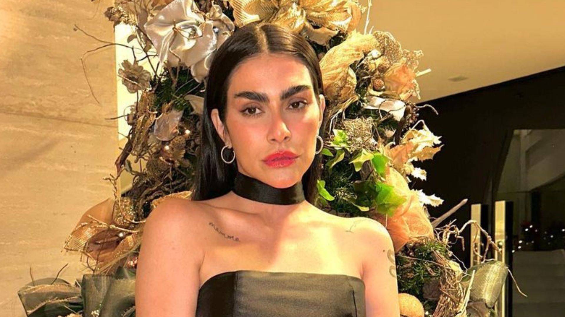 Cleo surge com vestido elegante e ousado na véspera de Natal