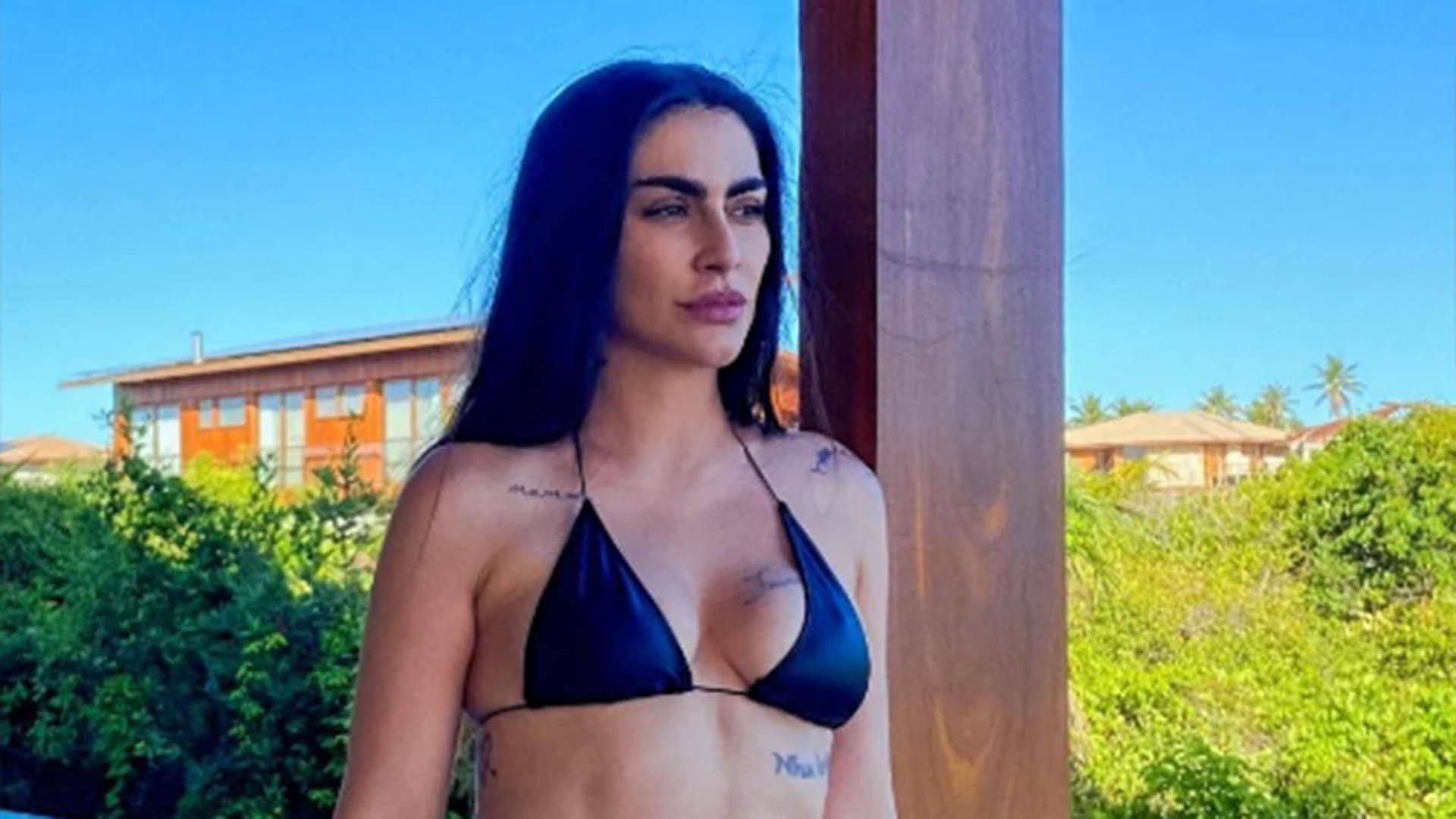 Cleo aposta no biquíni cavadíssimo no último dia do ano