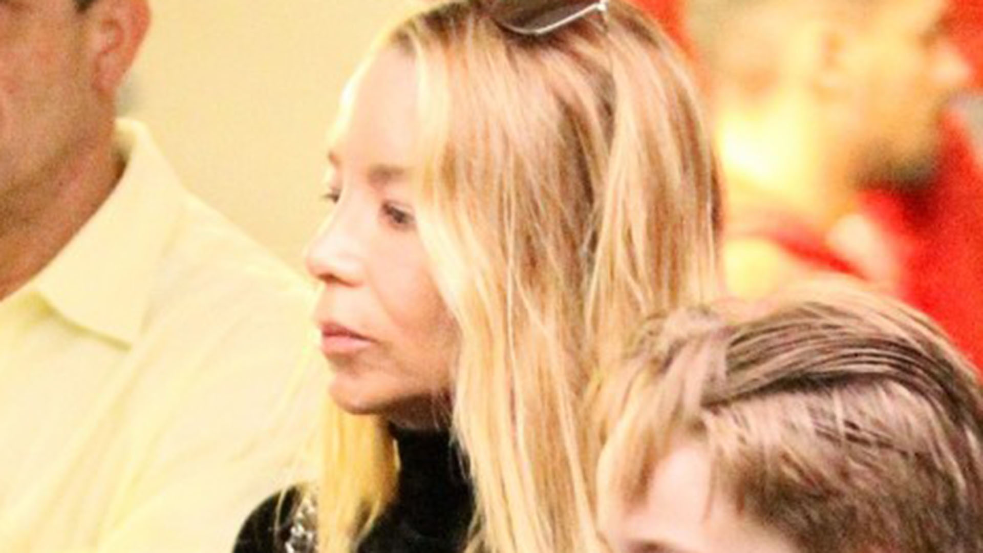 Danielle Winits faz rara aparição com o filho caçula, Guy, no Rio de Janeiro