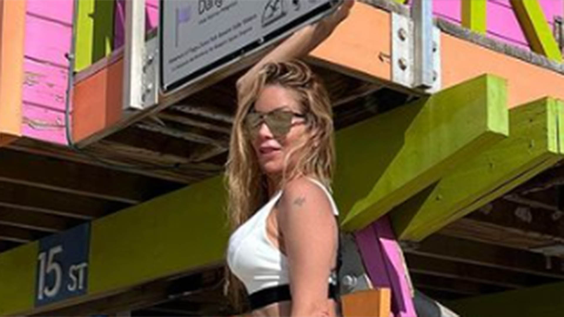 Danielle Winits empina o bumbum ao usar biquíni fio-dental em Miami