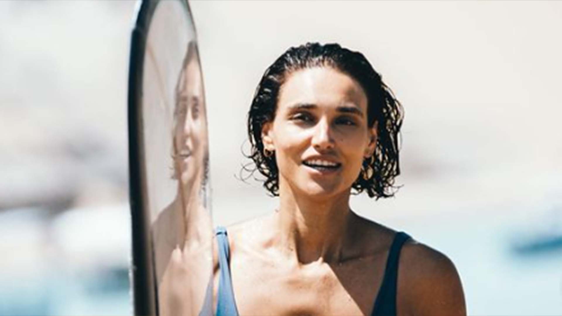 De biquíni, Débora Nascimento exibe corpão sarado em dia na praia