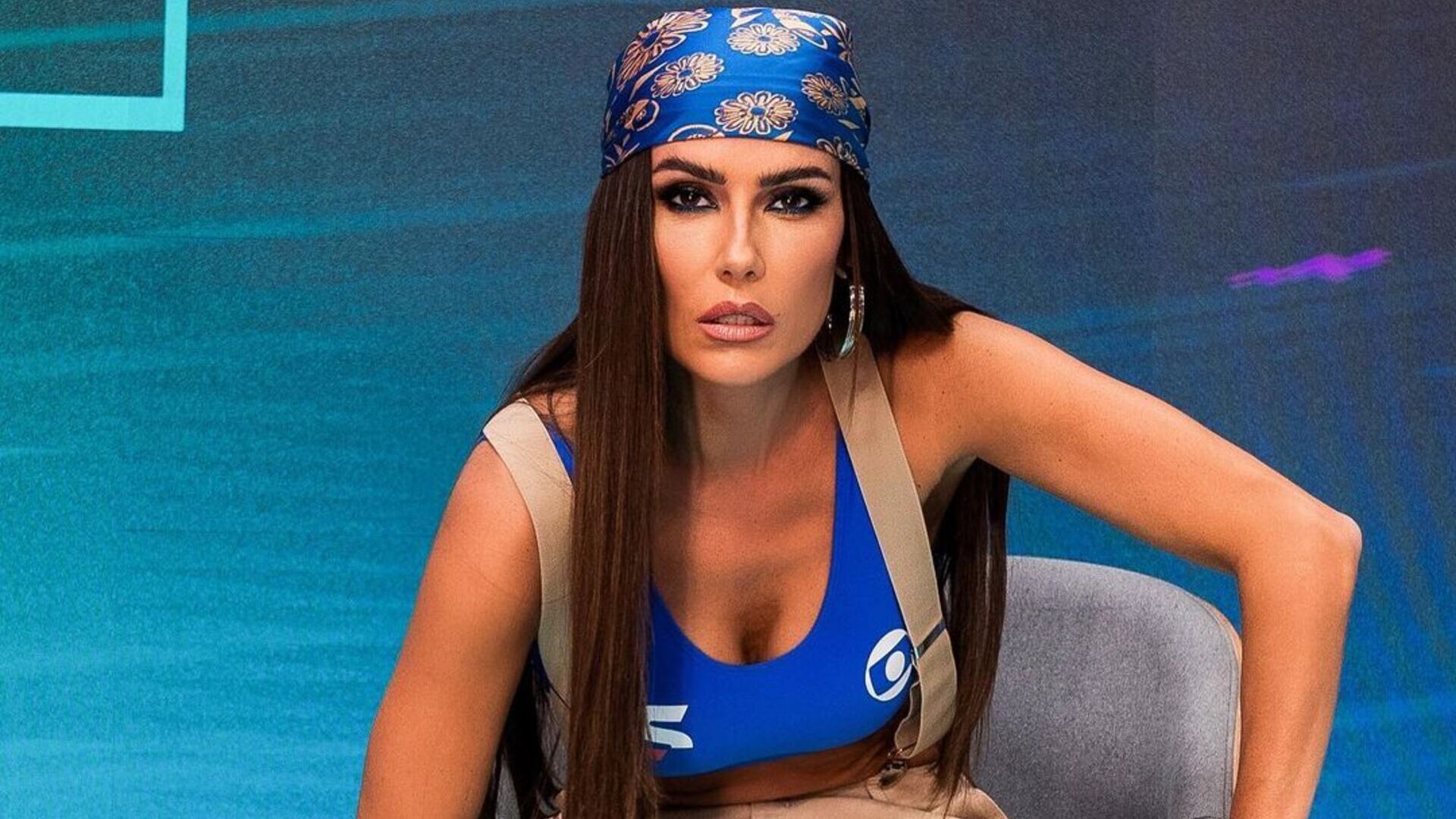De barriga toda de fora, Deborah Secco exibe mais um look ousado: ”Escândalo de mulher”