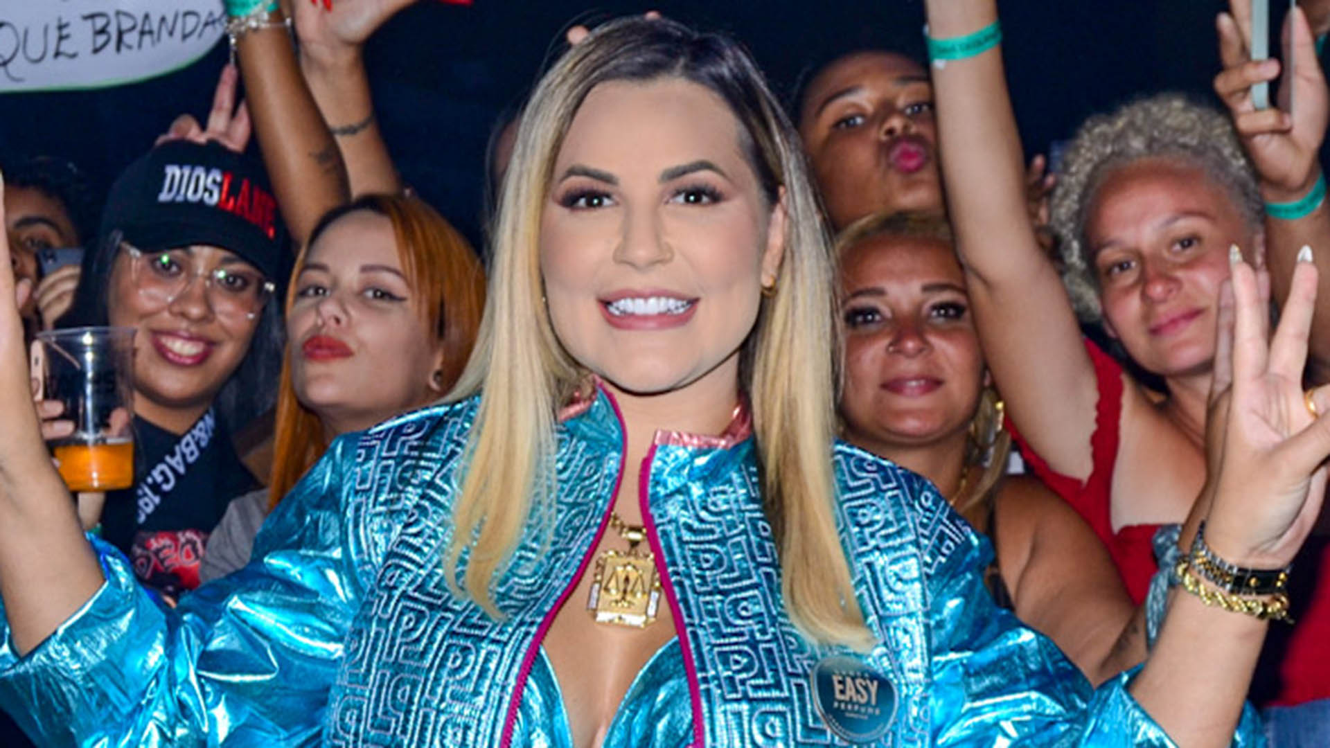 Deolane Bezerra aposta em look brilhante e com a barriga de fora para evento
