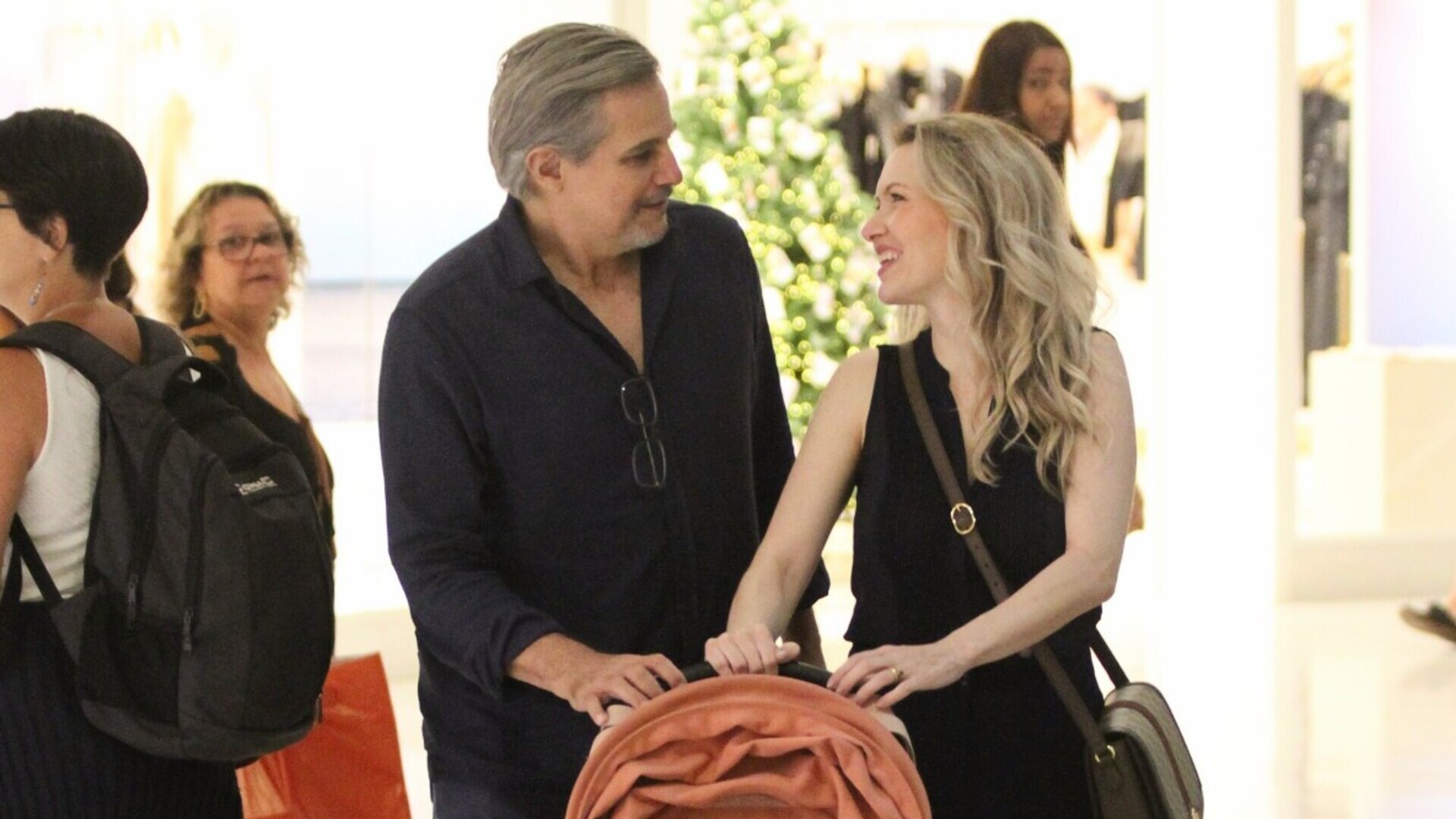 Edson Celulari e a esposa Karin Roepke curtiram tarde no shopping com a filha Chiara