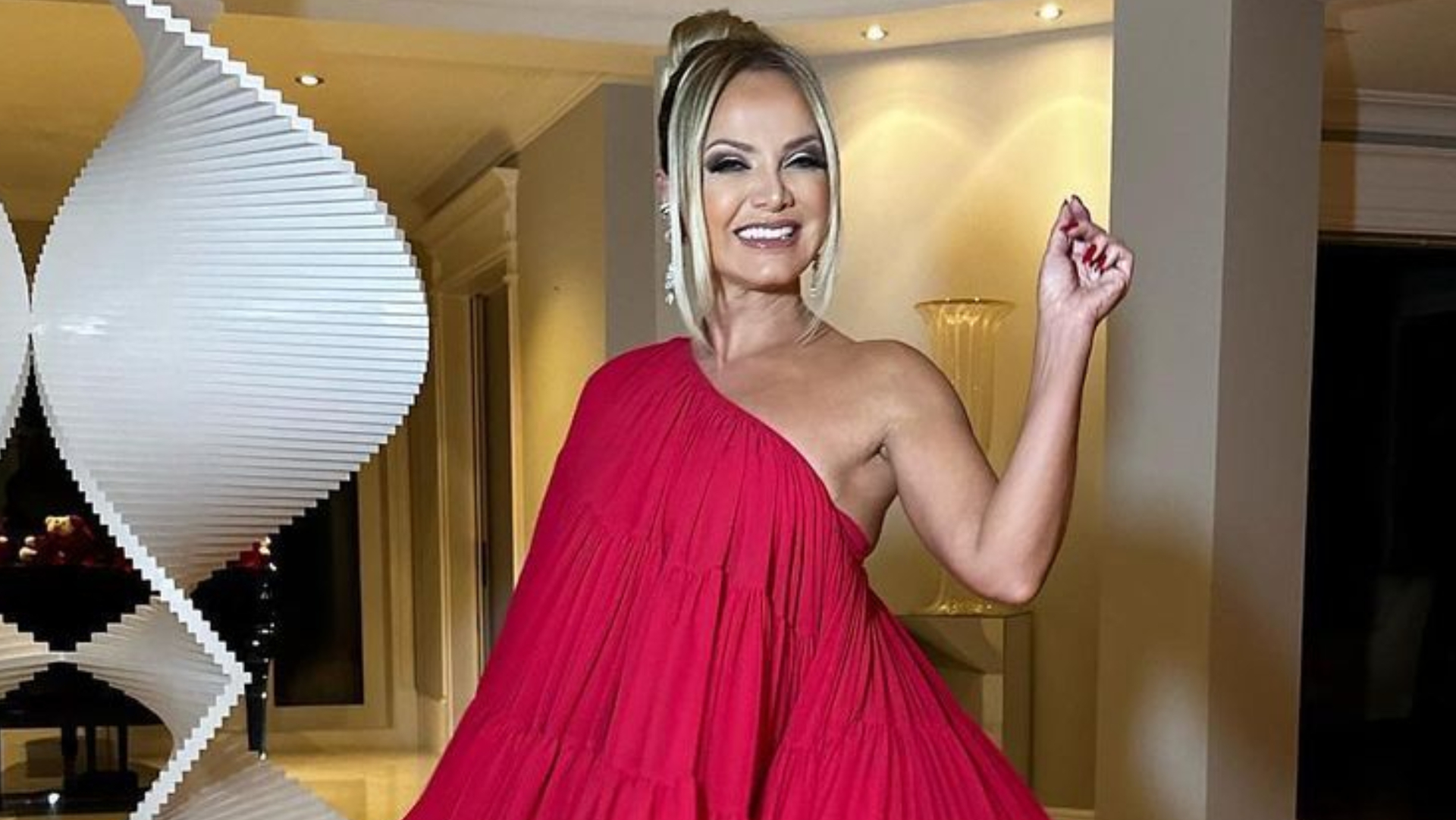 Eliana choca ao eleger vestido vermelho com cauda imensa: ”Que maravilhosa”