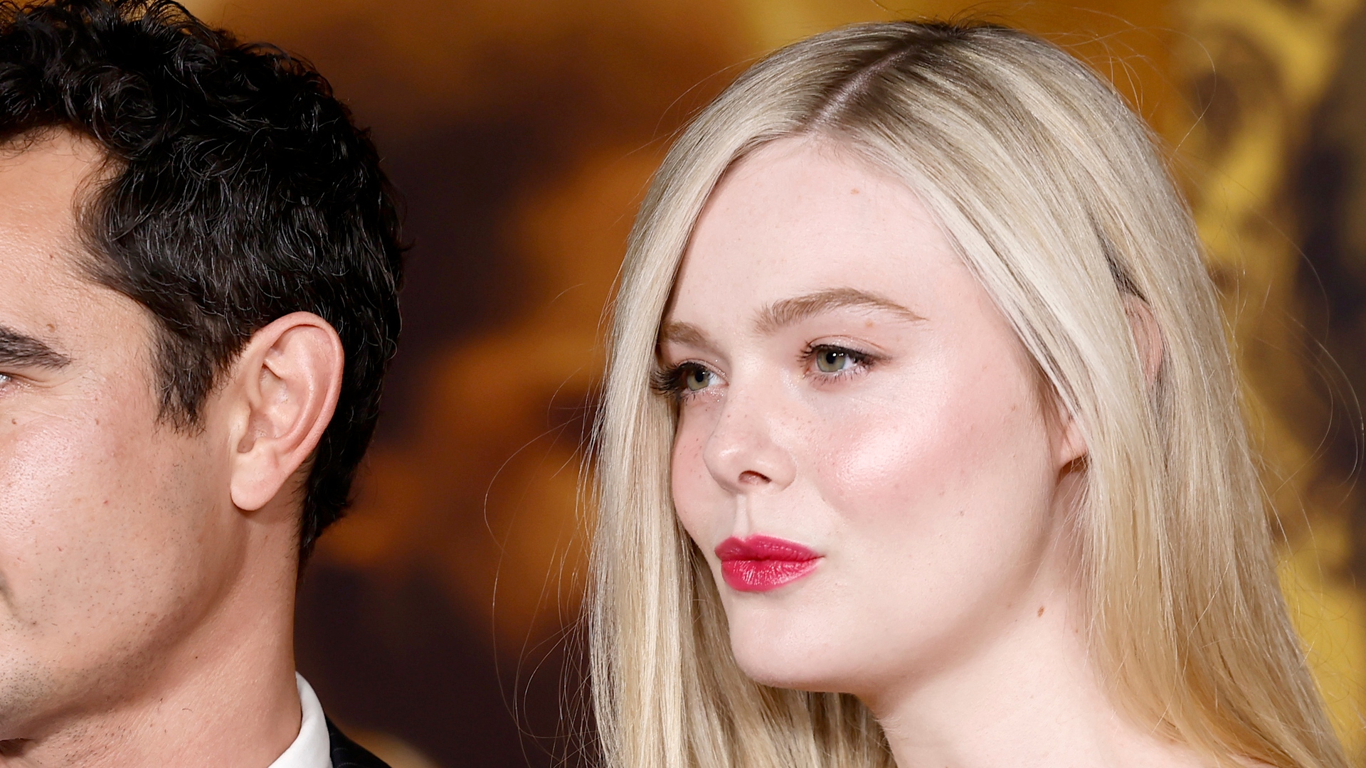 Elle Fanning assume namoro com ator 13 anos mais velho