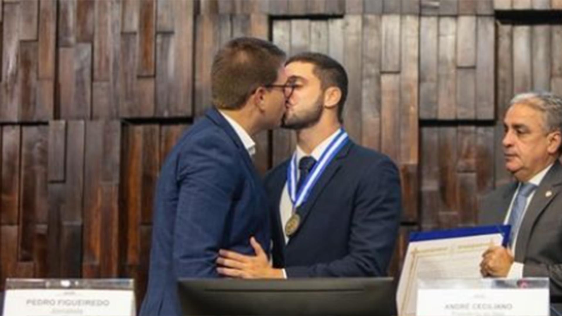 Repórter da Globo dá beijão no marido em evento especial