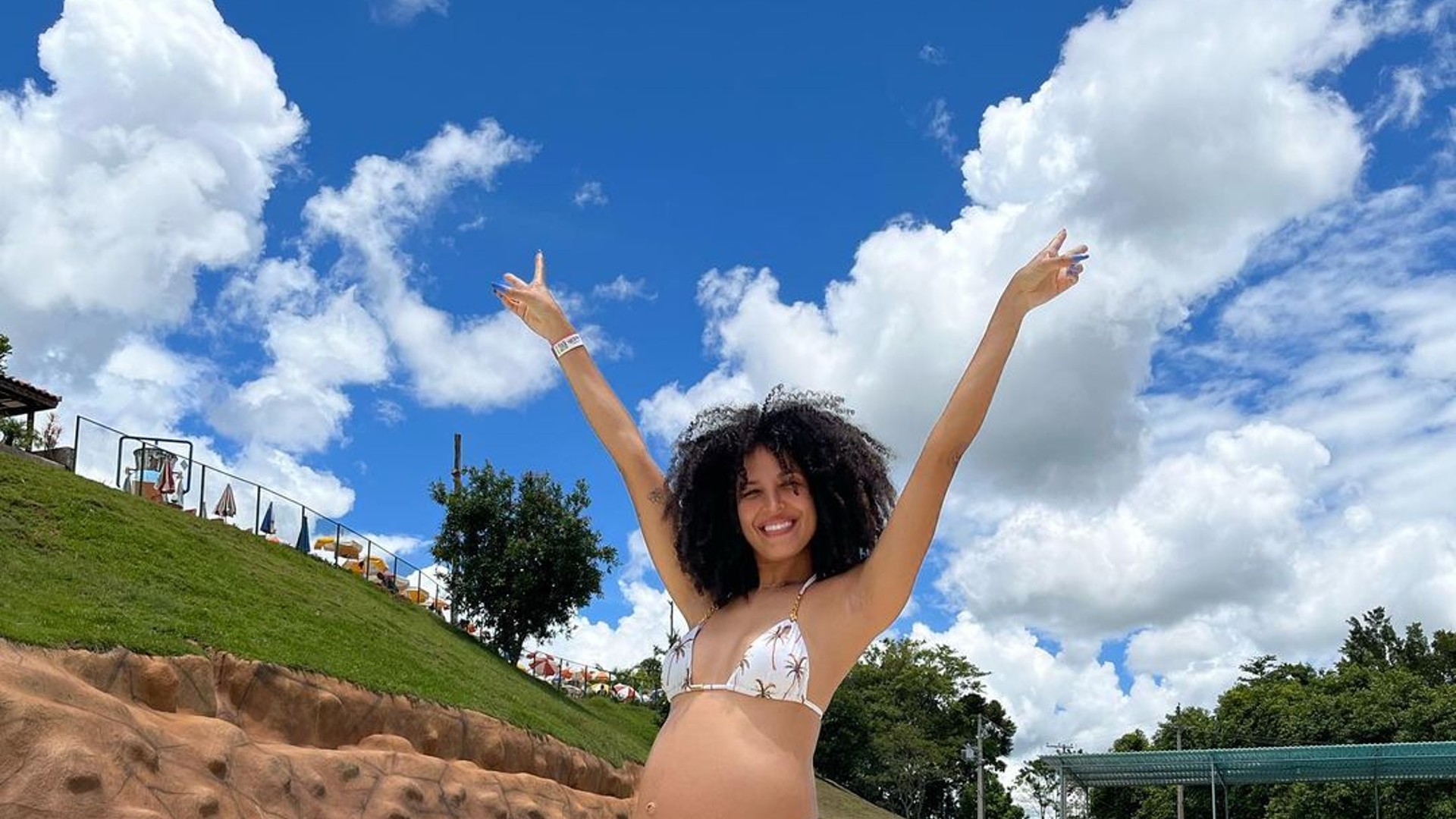 Ex-Globeleza Erika Moura está grávida do primeiro filho