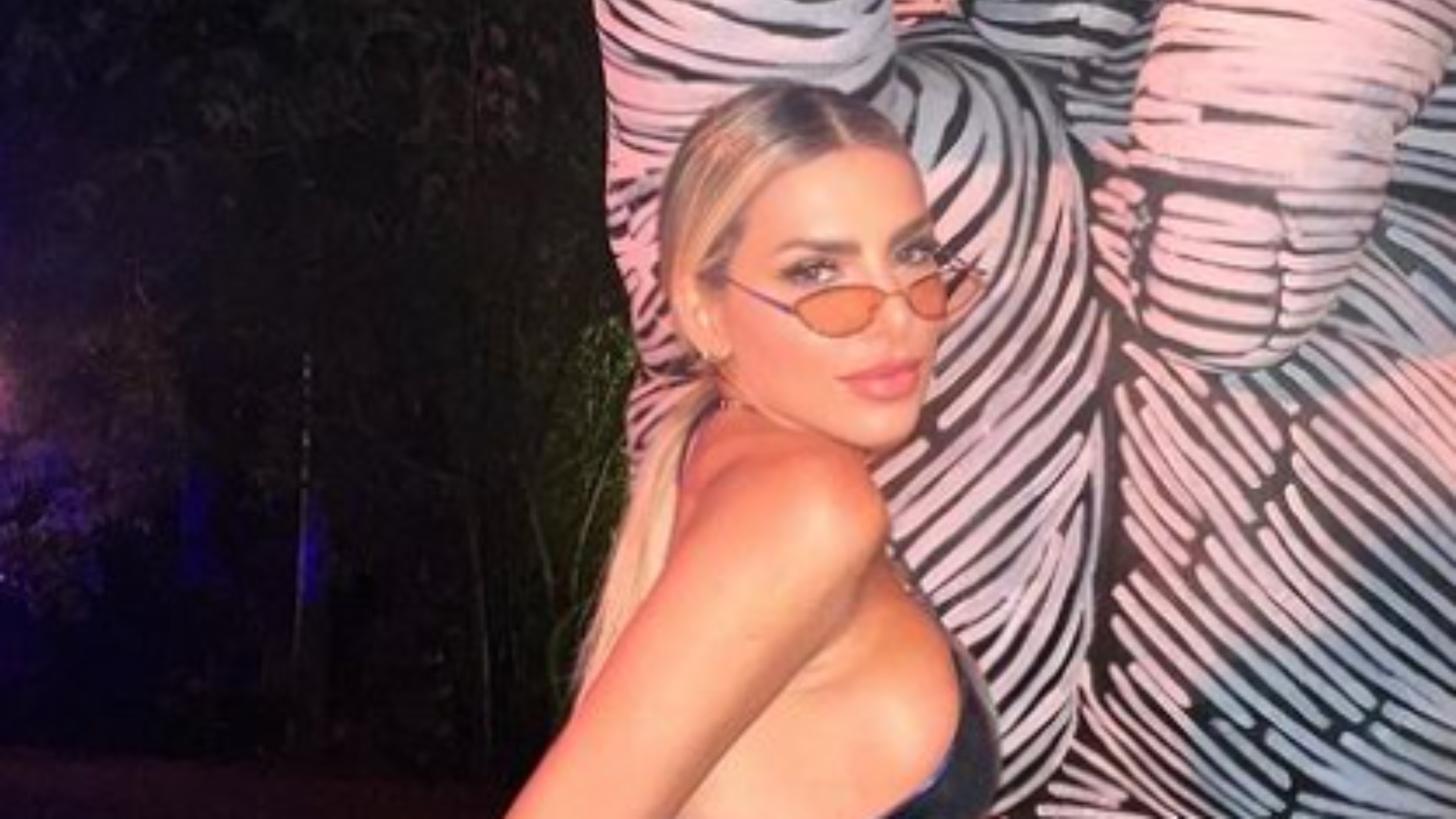 Erika Schneider arras com biquíni metálico em Pernambuco e deixa seguidores babando
