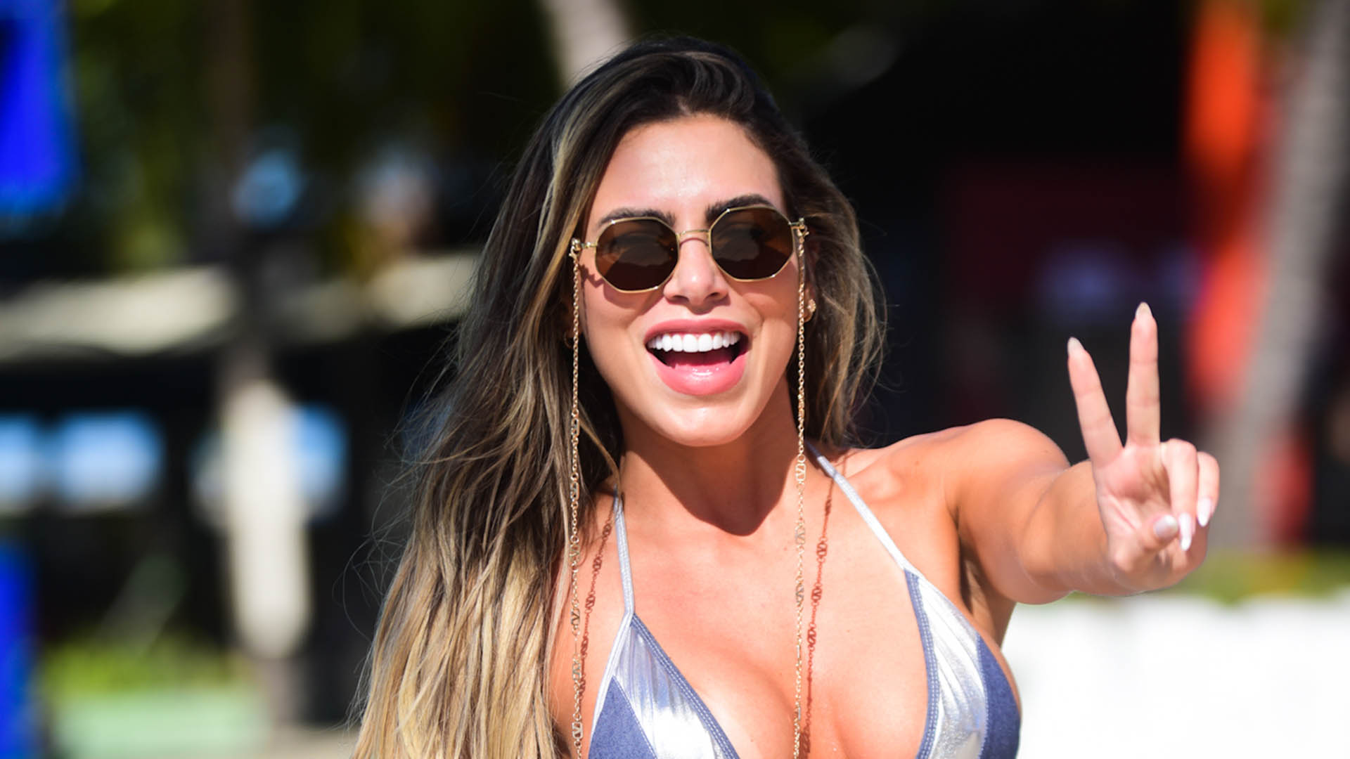 De biquíni, Erika Schneider exibe o bronzeado perfeito na Farofa da Gkay