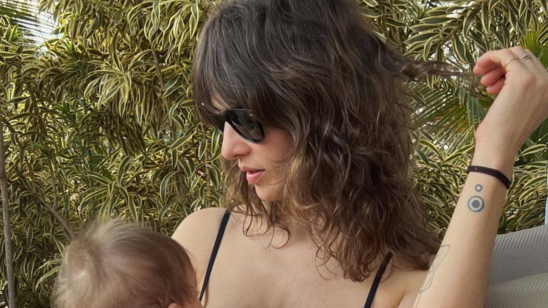 Esposa de Júnior Lima faz relato sobre noites sem dormir ao lado da filha: “muito cansada”