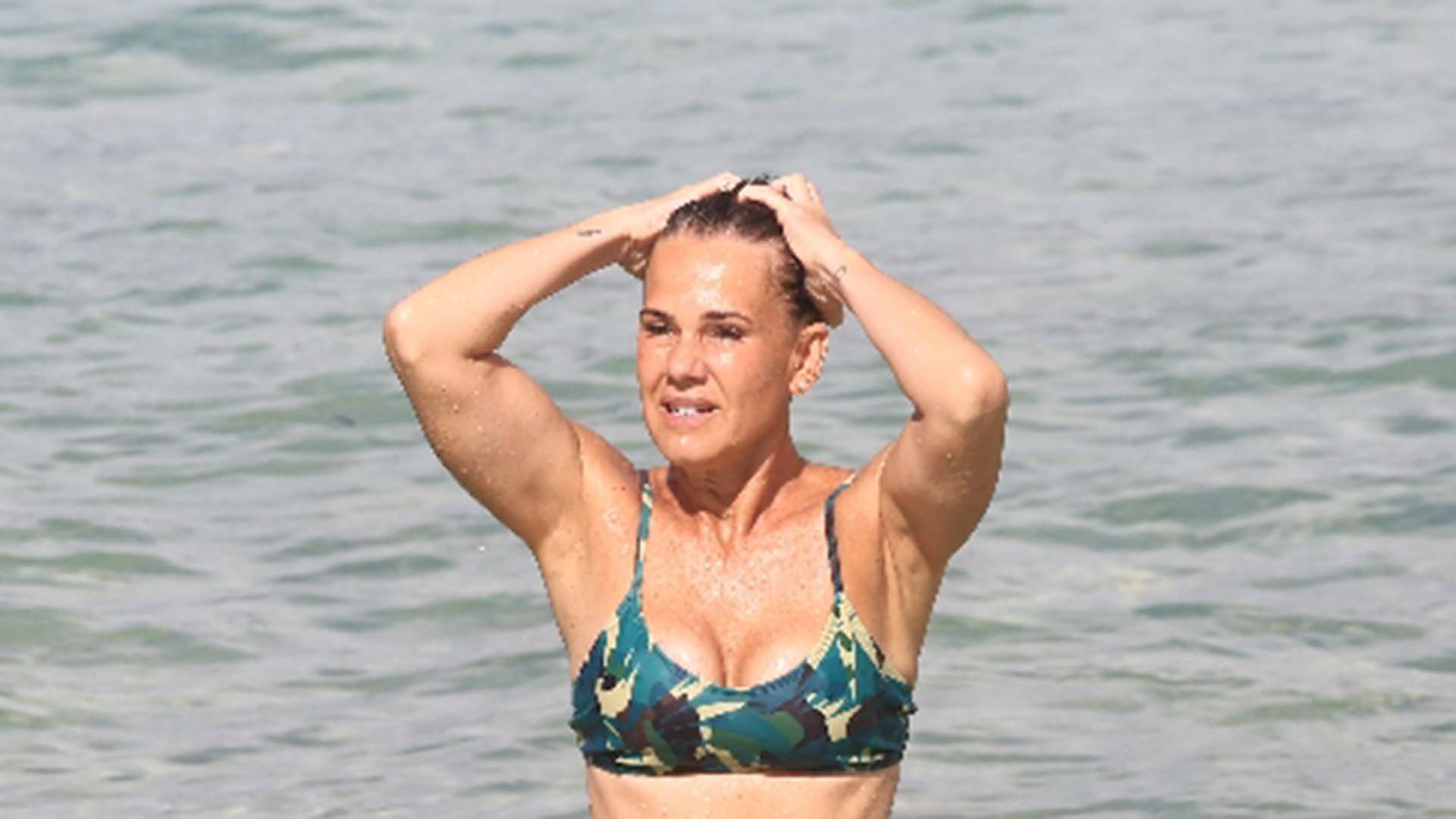 Ex-Paquita Andréa Veiga exibe boa forma em dia na praia
