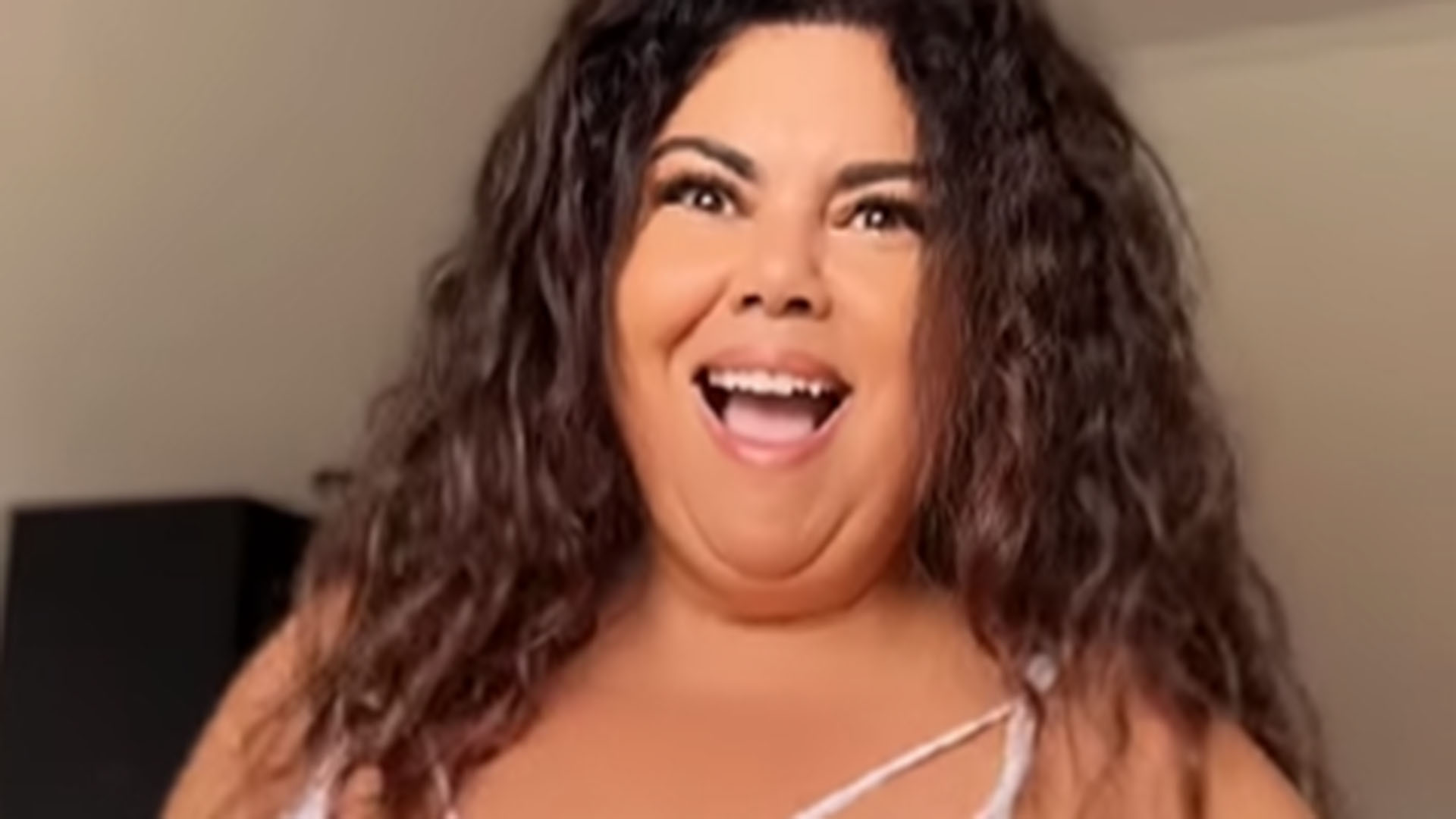 Fabiana Karla tira a blusa e exibe seu sutiã branco estiloso